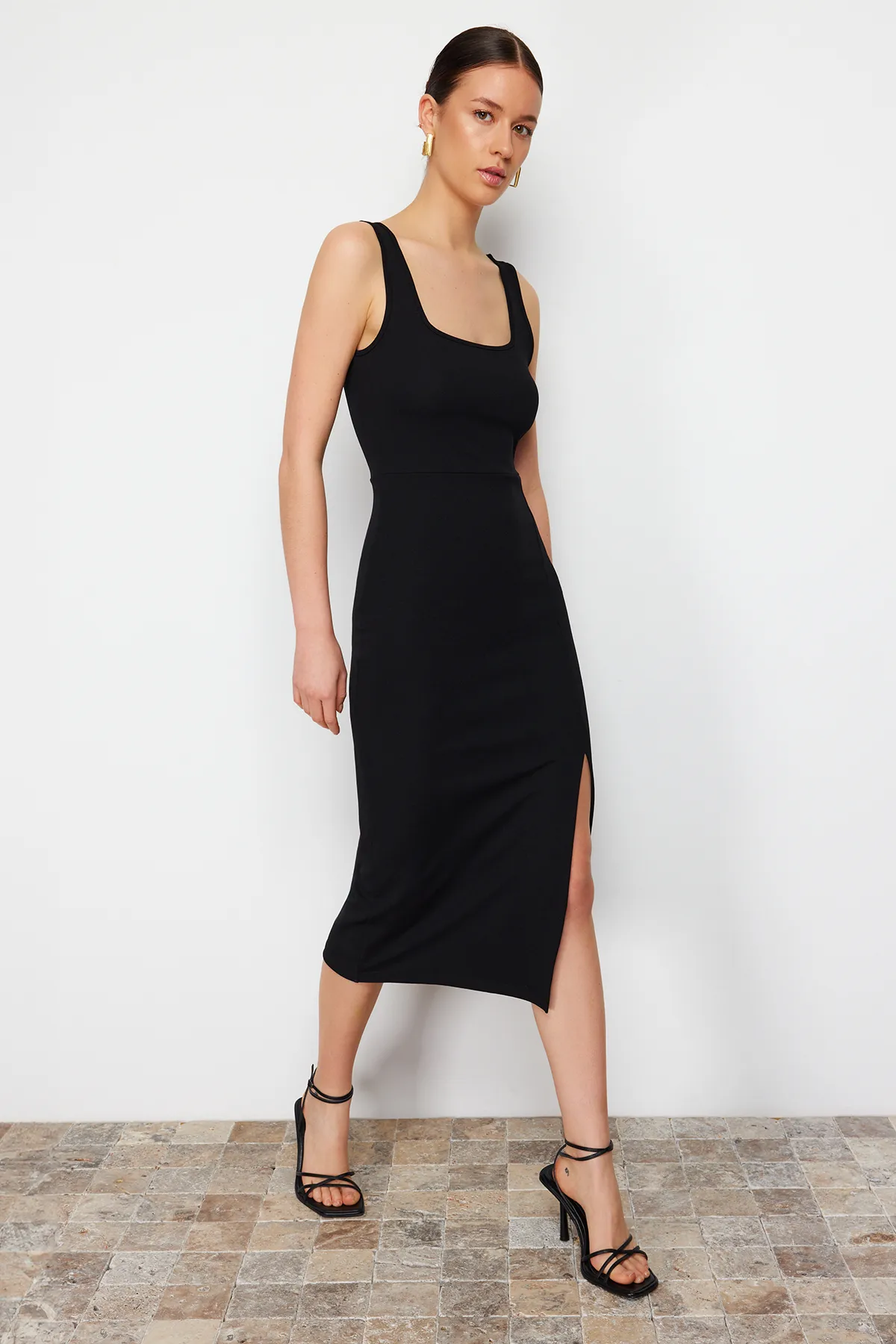 Trendyol Collection  Schwarzes, figurbetontes Midi-Bleistiftkleid aus flexiblem Strick mit Schlitz und quadratischem Kragen TWOSS24EL00679