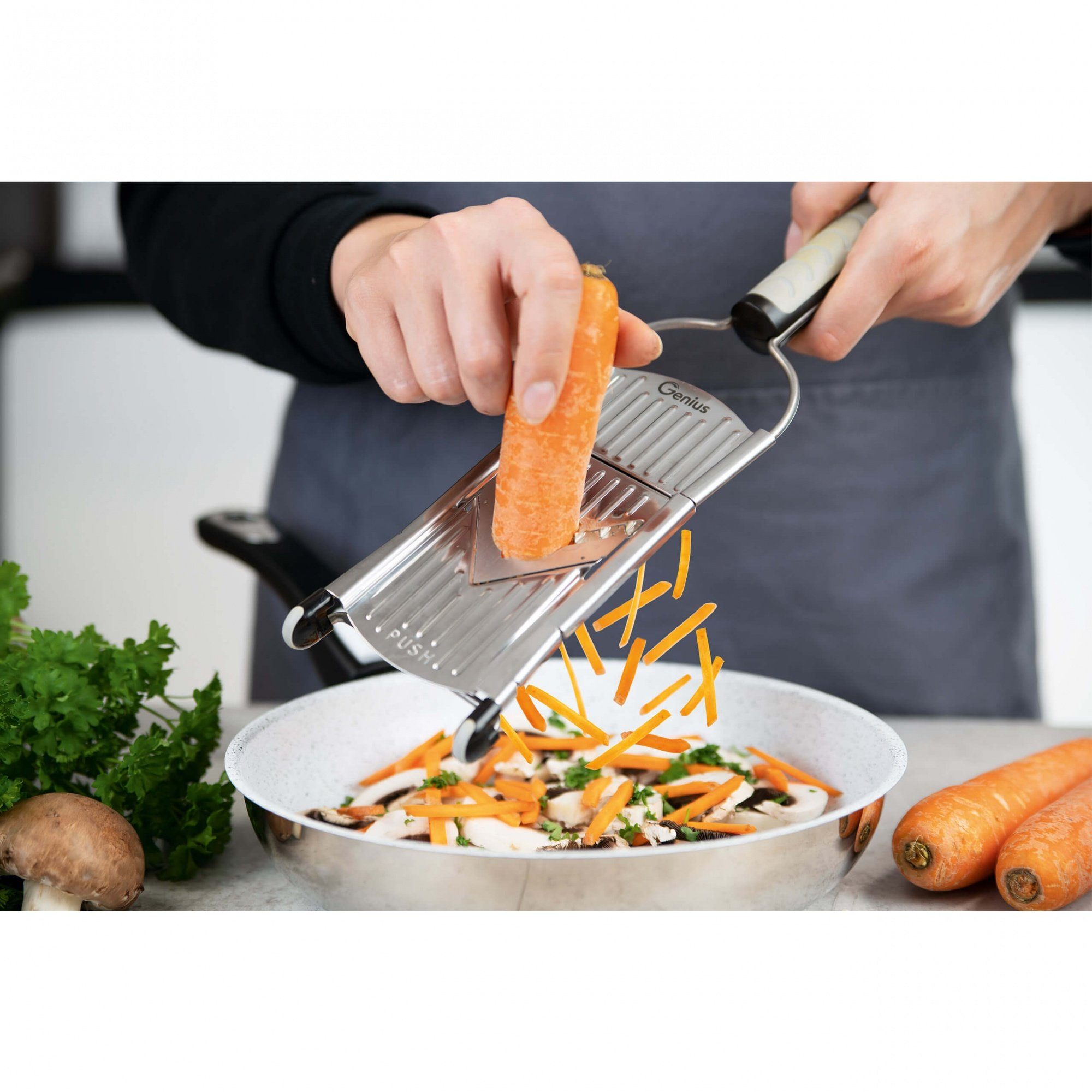 Genius Gemüseschneider Nicer Dicer Speed, 13tlg. Multihobel-Set mit V-Klinge aus Edelstahl, Kräuterroller, Aufbewahrungsbox