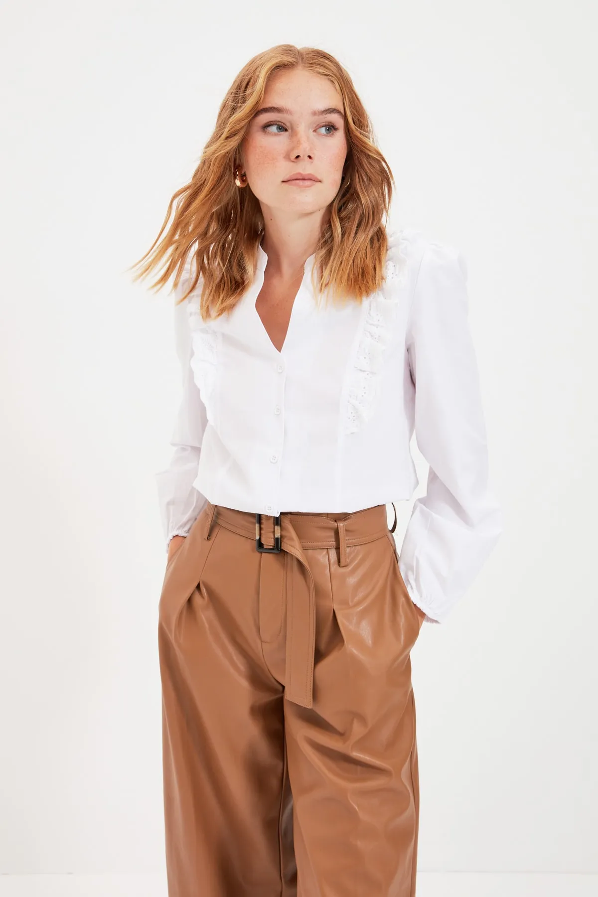 Trendyol Collection  Weißes Spitzenhemd aus Baumwolle - Regular Fit TWOSS20GO0044