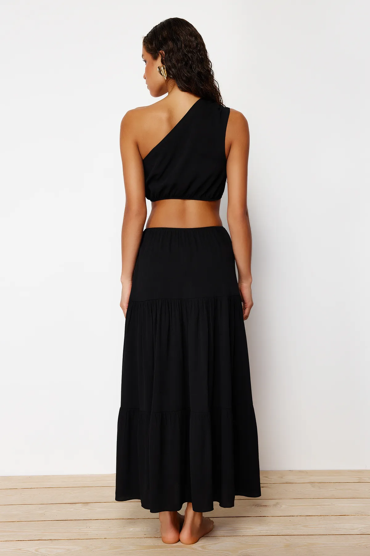 Trendyol Collection  Schwarzes, gewebtes Maxi-Strandkleid mit Ausschnitt/Fenster und einer Schulter TBESS24EL00010