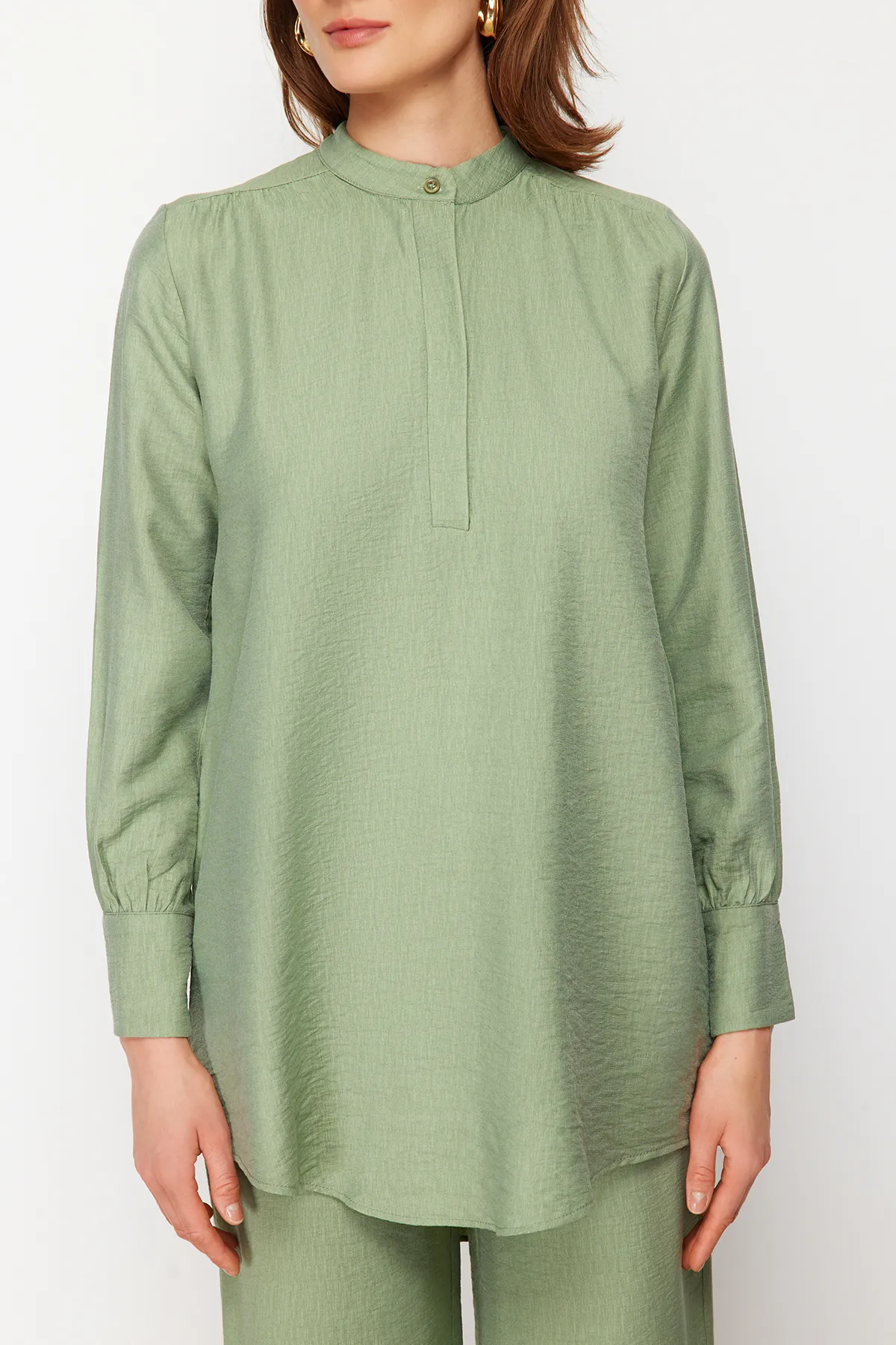 Trendyol Modest  Grüner, halb verdeckter Knopfleiste an den Schultern und detaillierte Tunika-Hose aus Webstoff TCTSS22US0098