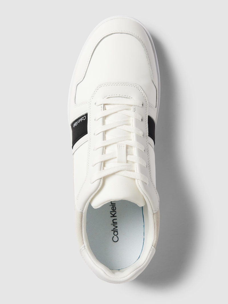Sneaker mit Label-Details in weiß