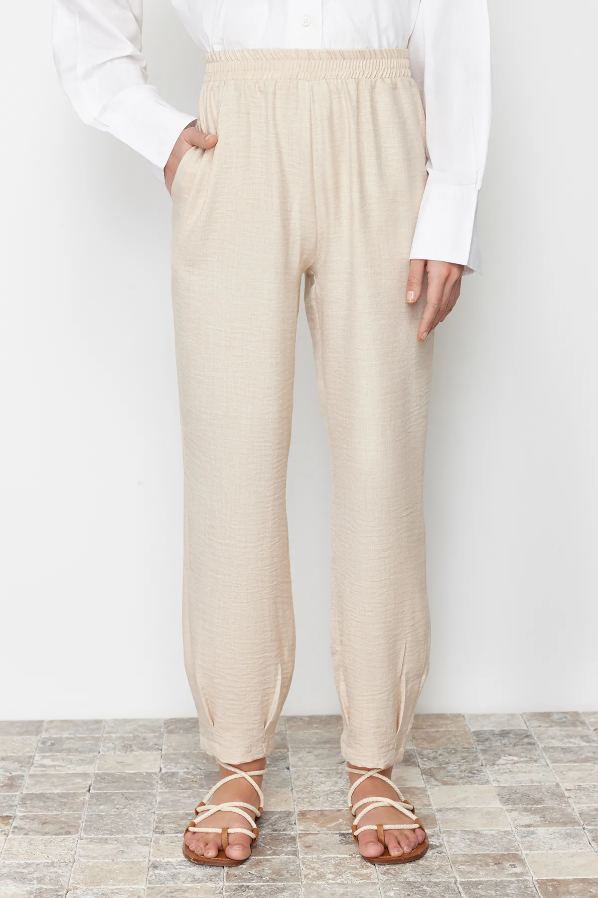 Trendyol Modest  Steinfarbener Anzug mit Weste und Hose in Leinenoptik, gewebter Unterteil und Oberteil TCTSS24US00023