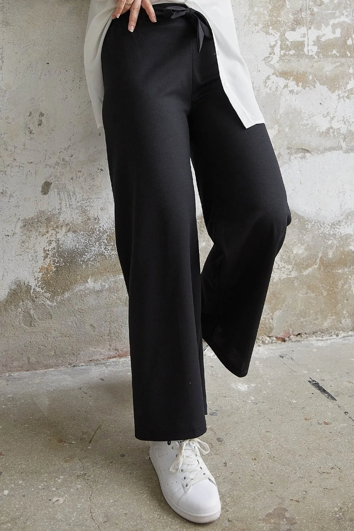 InStyle  Lockere Scuba-Hose mit Gürtel und Taille – Schwarz