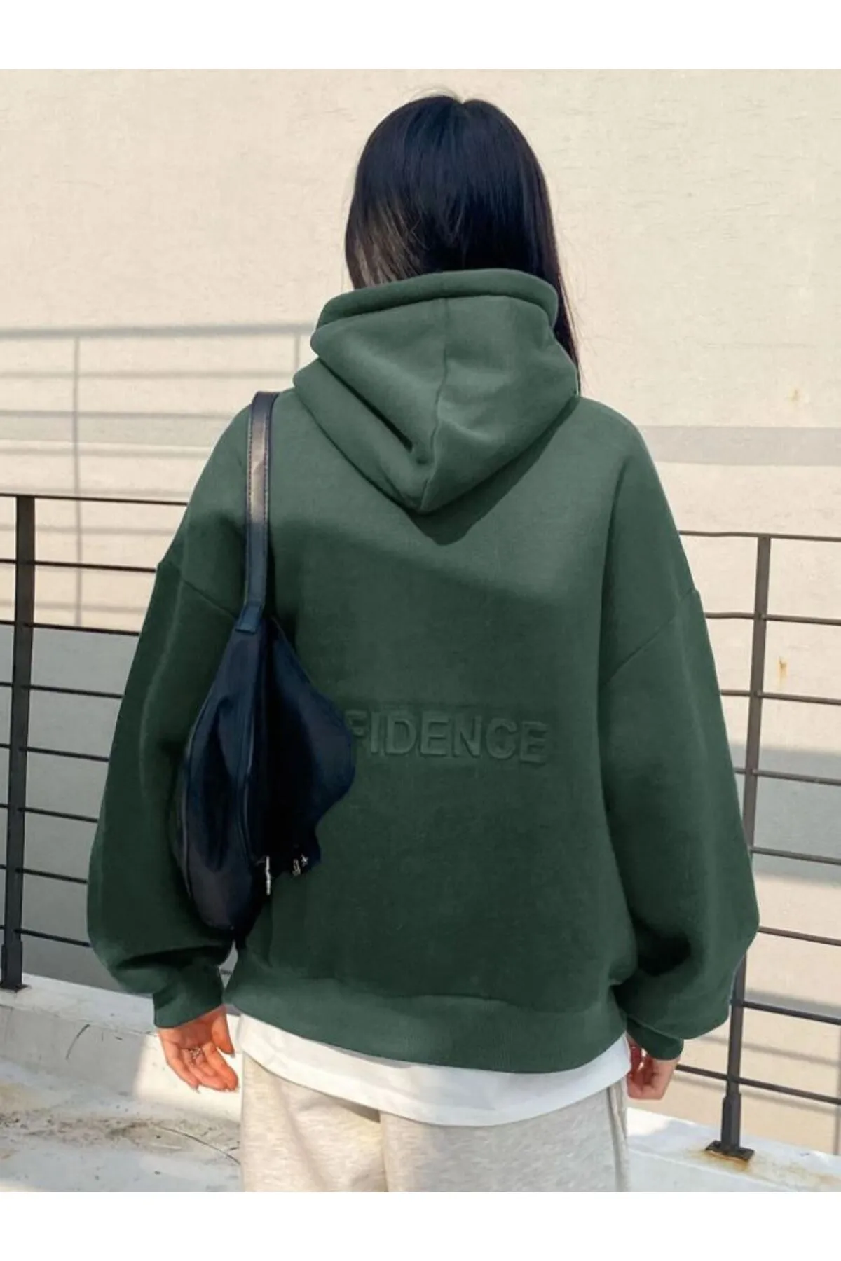Know  Dunkelgrünes Damen-Sweatshirt mit Kapuze und Aufdruck „Confidence“.