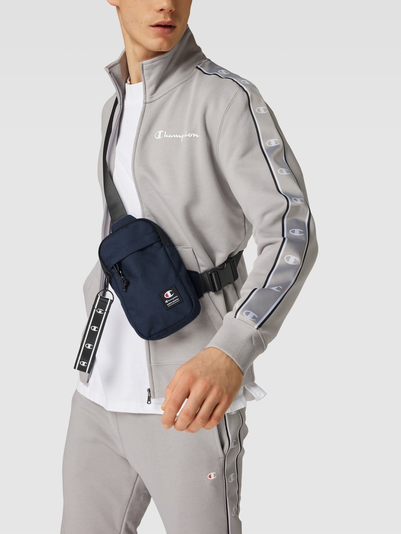 Umhängetasche mit Label-Patch in marineblau