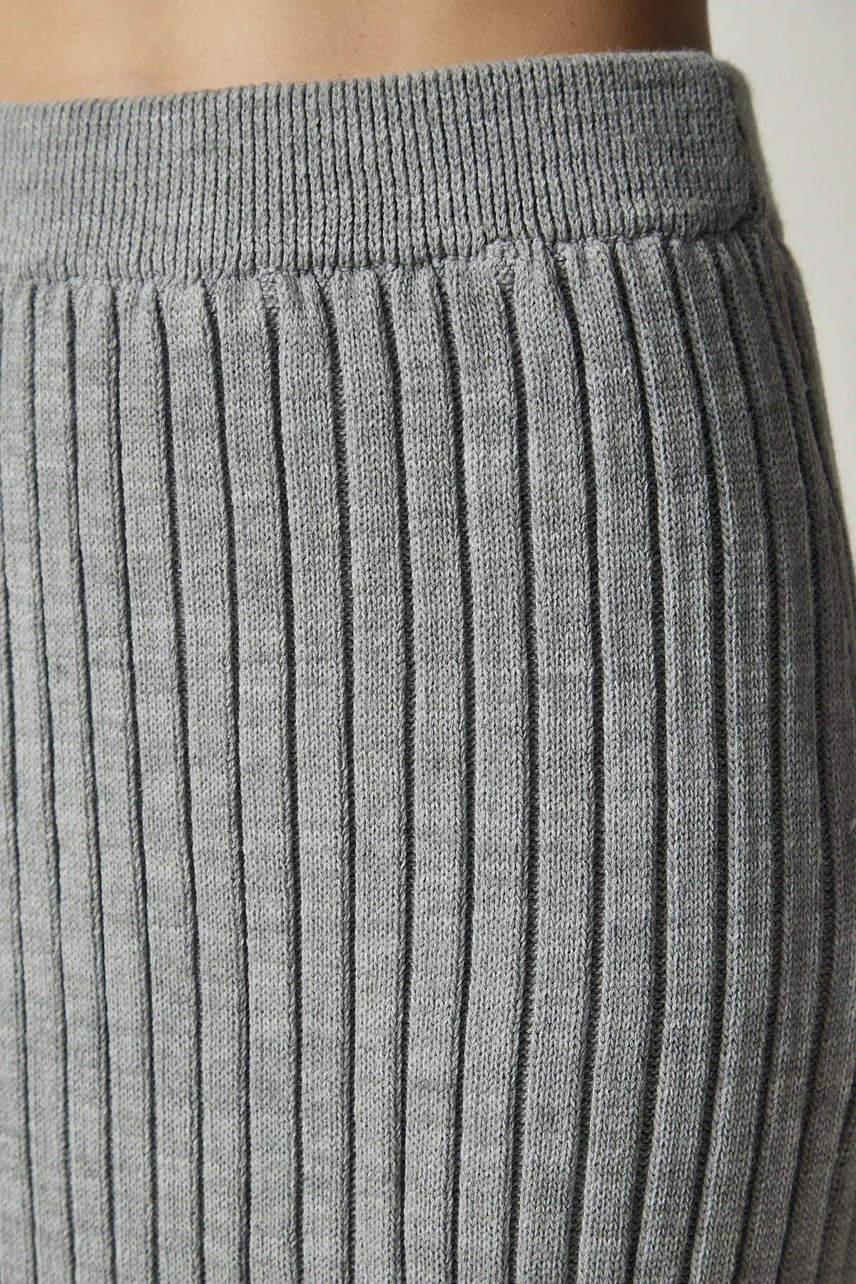 Happiness İstanbul  Graues Strickwaren-Set mit geripptem Pullover und Rock für Damen YY00188