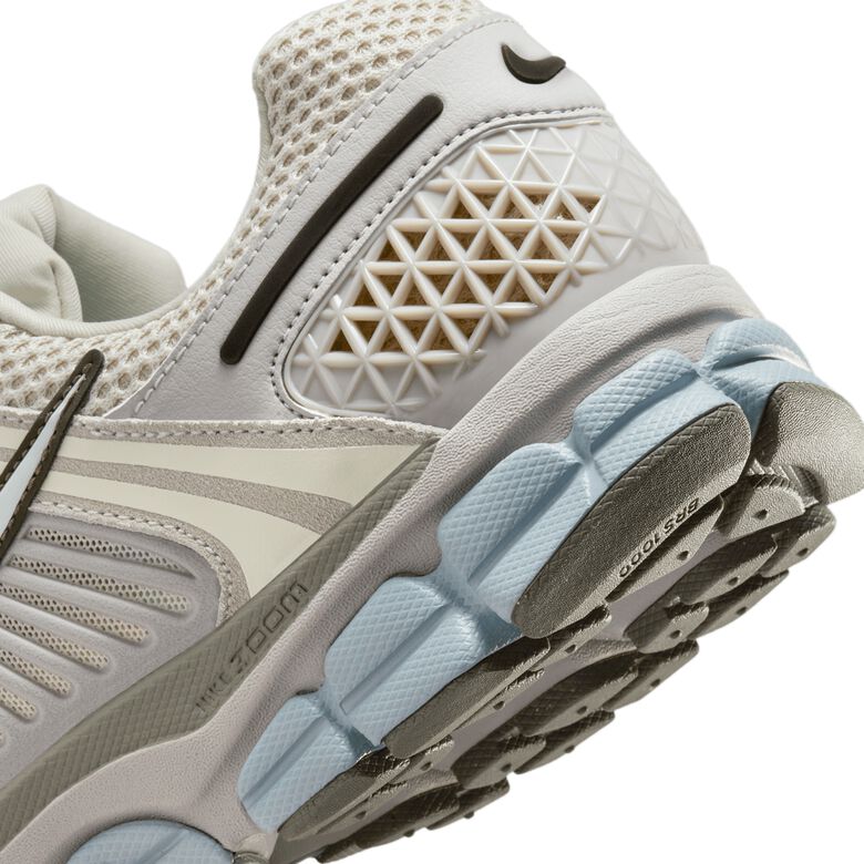NIKE Zoom Vomero 5 
