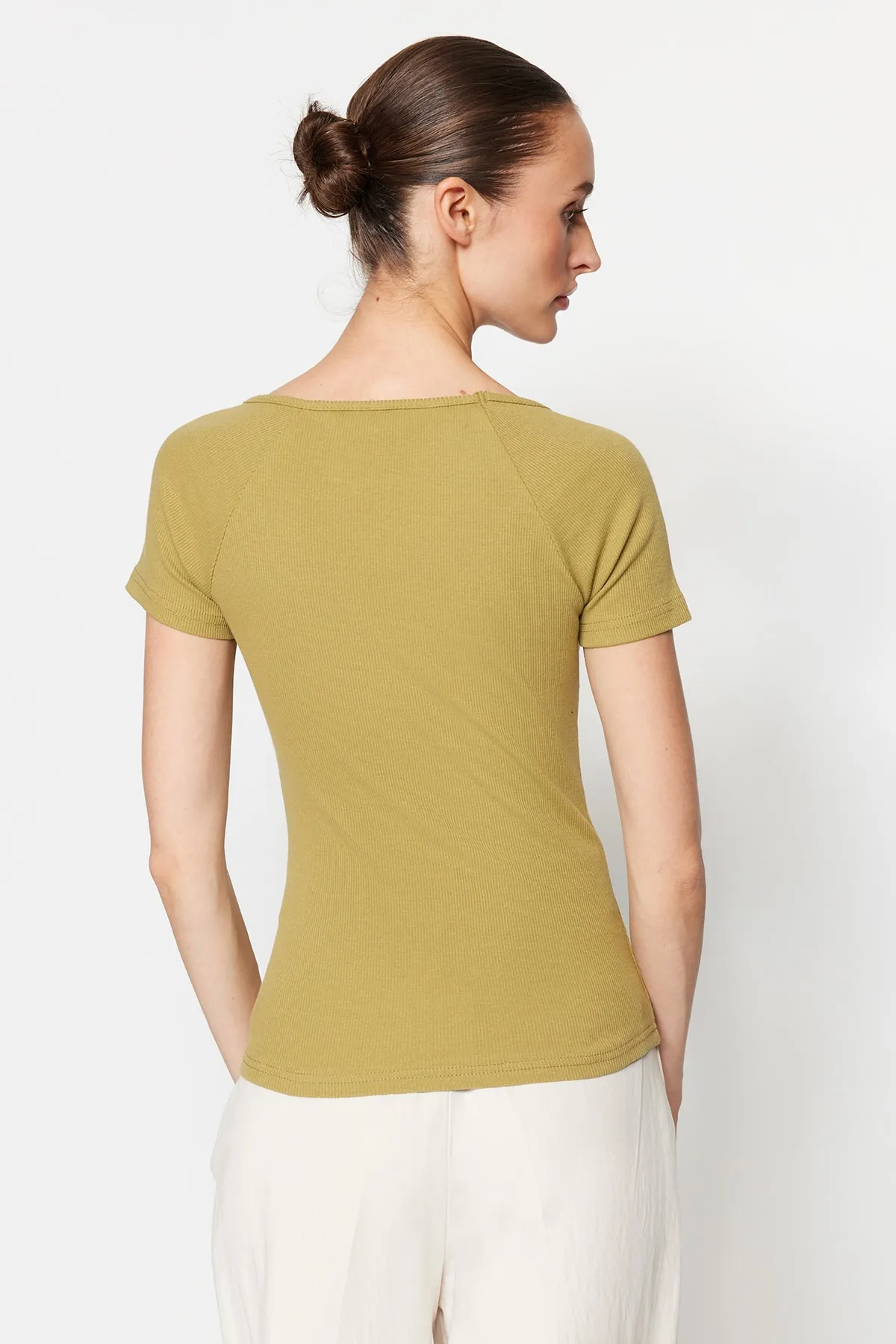 Trendyol Collection  Fettgrüne, figurbetonte Stretch-Strickbluse aus Cord-Baumwolle TWOSS21BZ0579