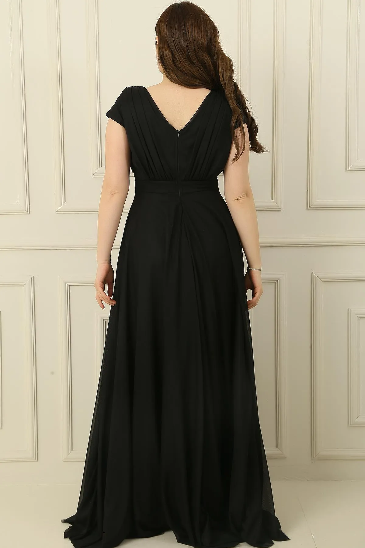 By Saygı  Langes Kleid mit zweireihigem Kragen und gefütterten Nagelärmeln, runder, ausgestellter Chiffon-Tüll in Übergröße