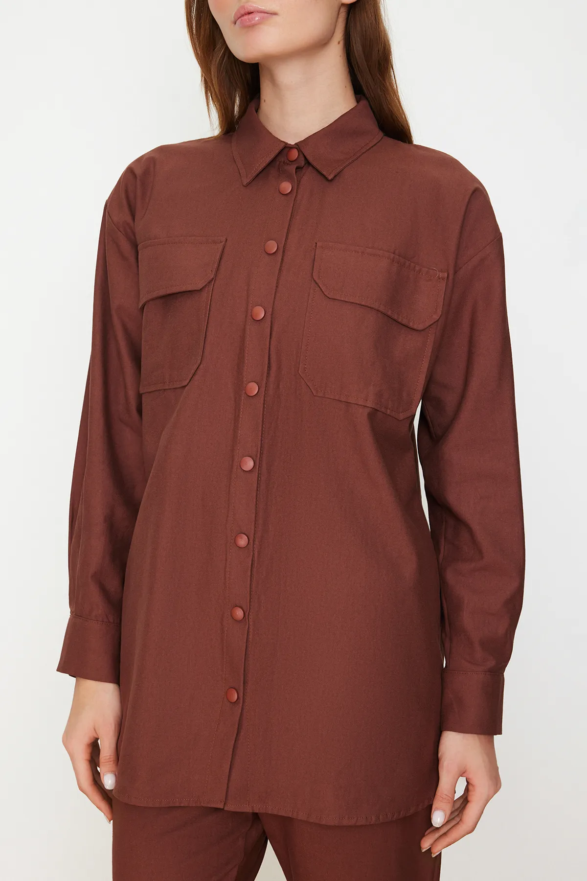 Trendyol Modest  Dunkelbrauner, gewebter Anzug aus Hemd und Hose mit Taschen und Druckknöpfen TCTAW22US0013