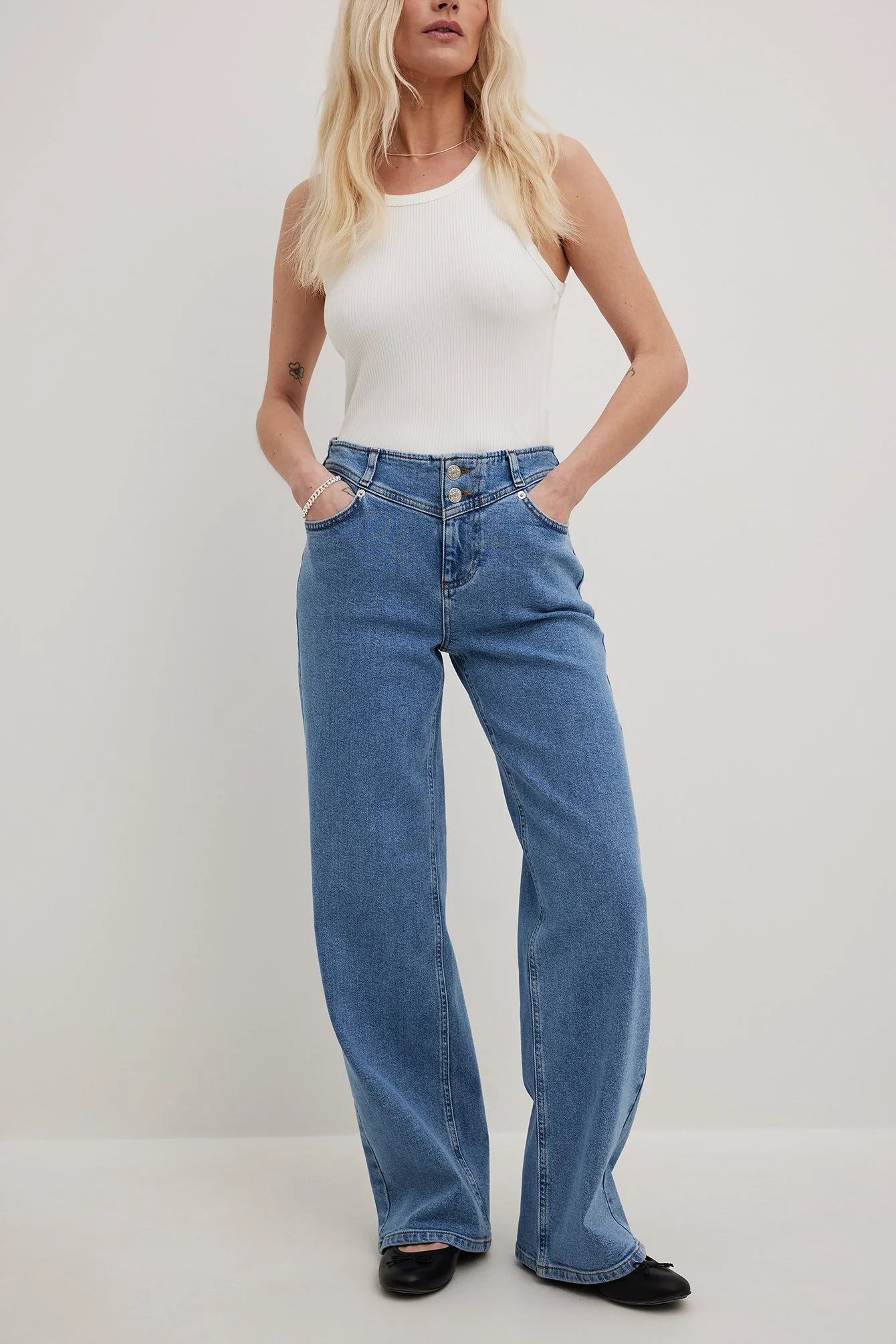 Tief geschnittene Jeans mit Taschendetail
