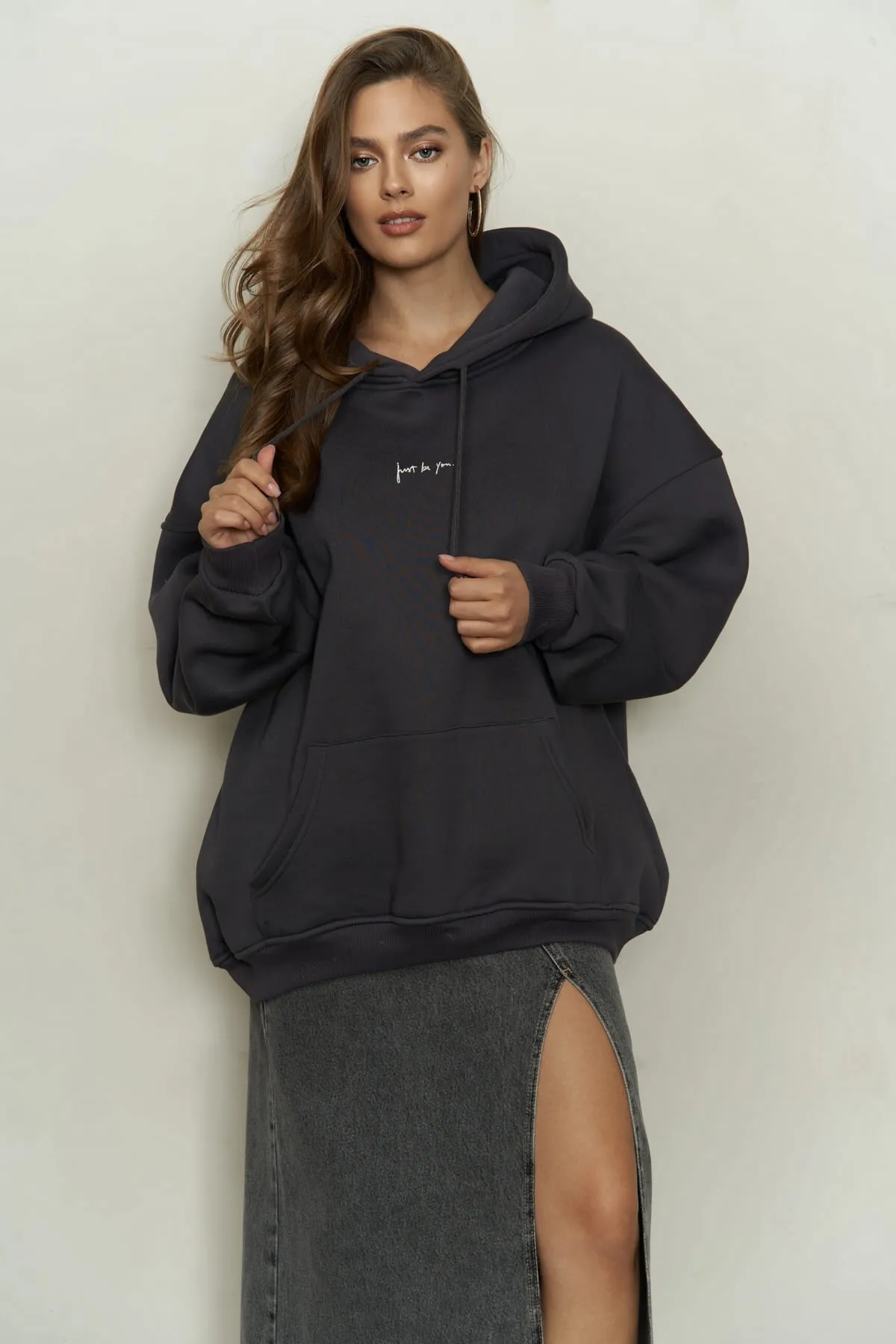 MAİ COLLECTİON  Anthrazitfarbenes Kapuzenpullover „Just Be You“.