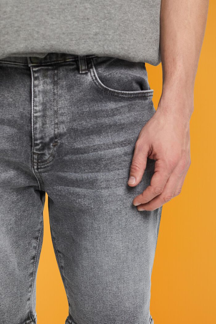 Lockere Jeansshorts in schmaler Passform