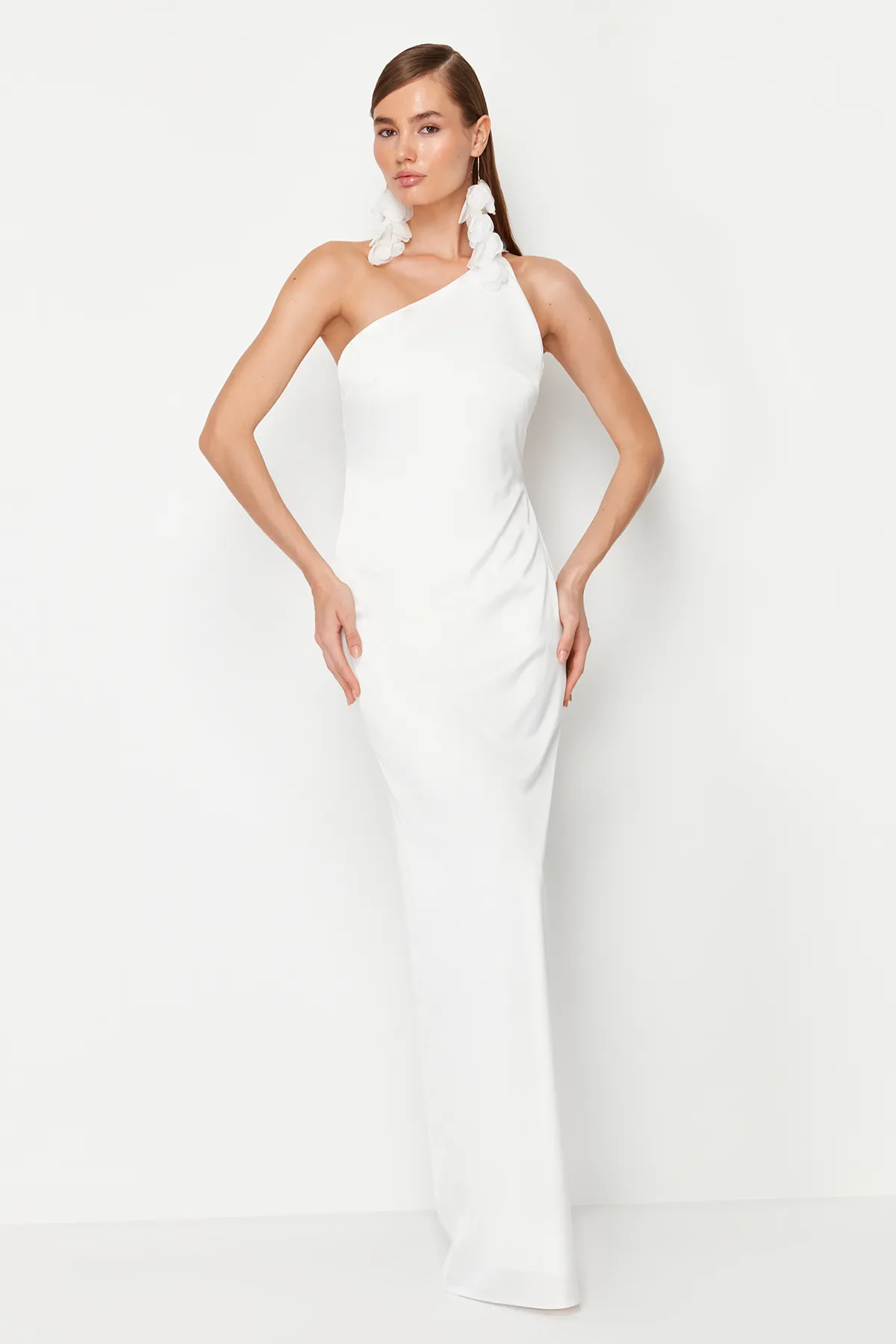 Trendyol Collection  Weißes Hochzeits-/Nikah-Abendkleid mit Rosendetails in Weiß TPRSS24AE00029