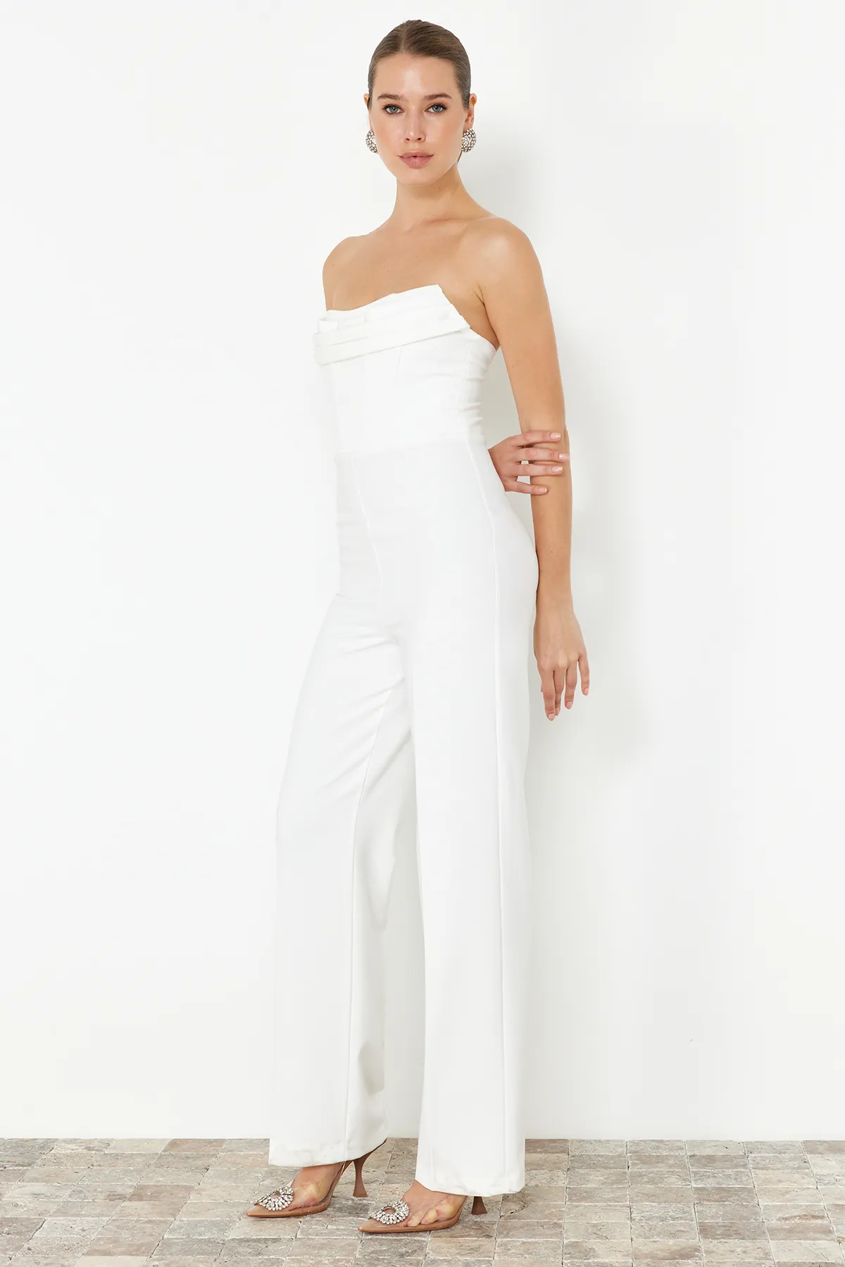 Trendyol Collection  Weißer gewebter Hochzeits-/Nikah-Jumpsuit mit Korsett-Details TPRSS24TU00002