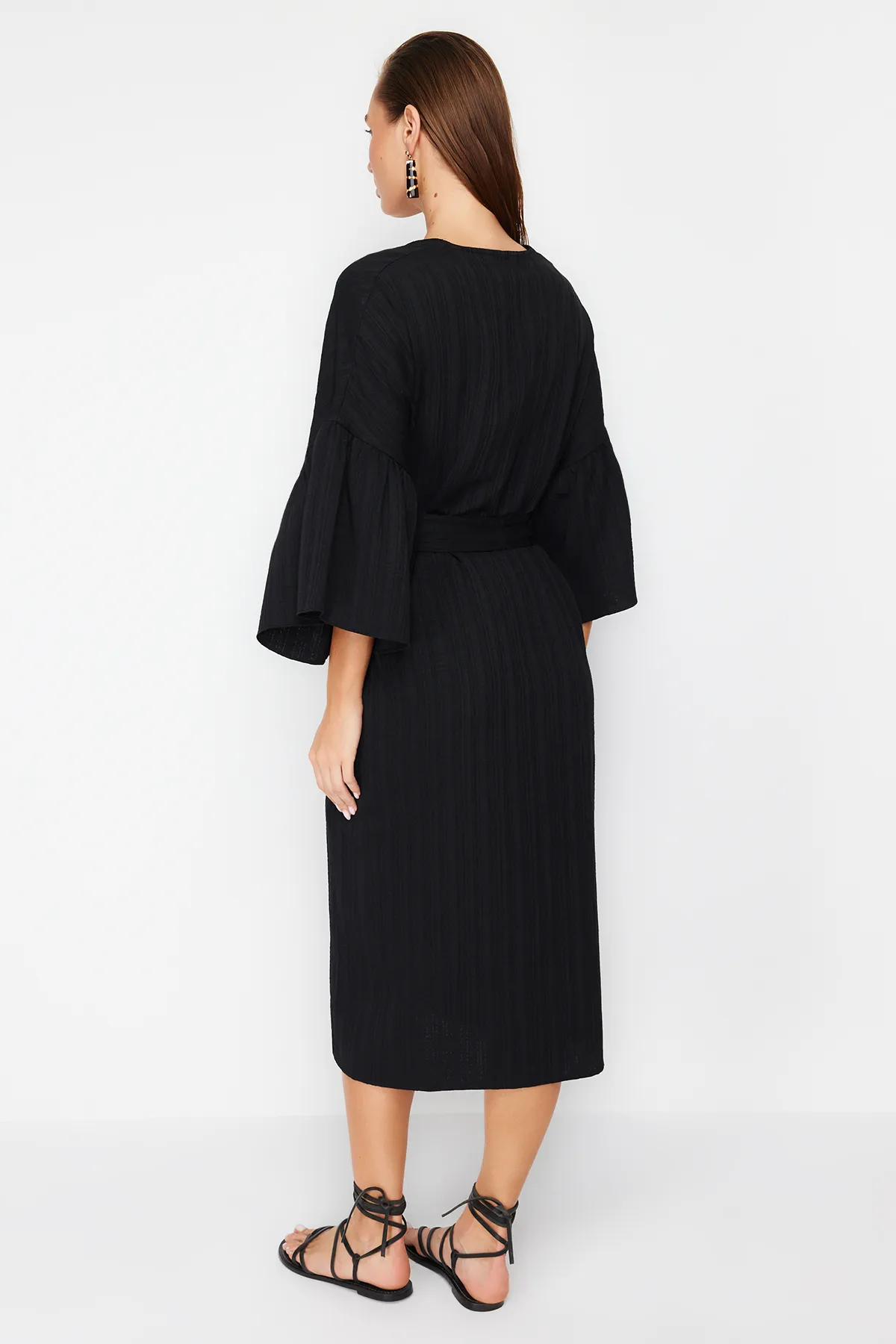 Trendyol Collection  Schwarzer Maxi-Kimono und Kaftan aus gewebtem Volant aus Leinenmischung mit Gürtel TBESS23KM00028