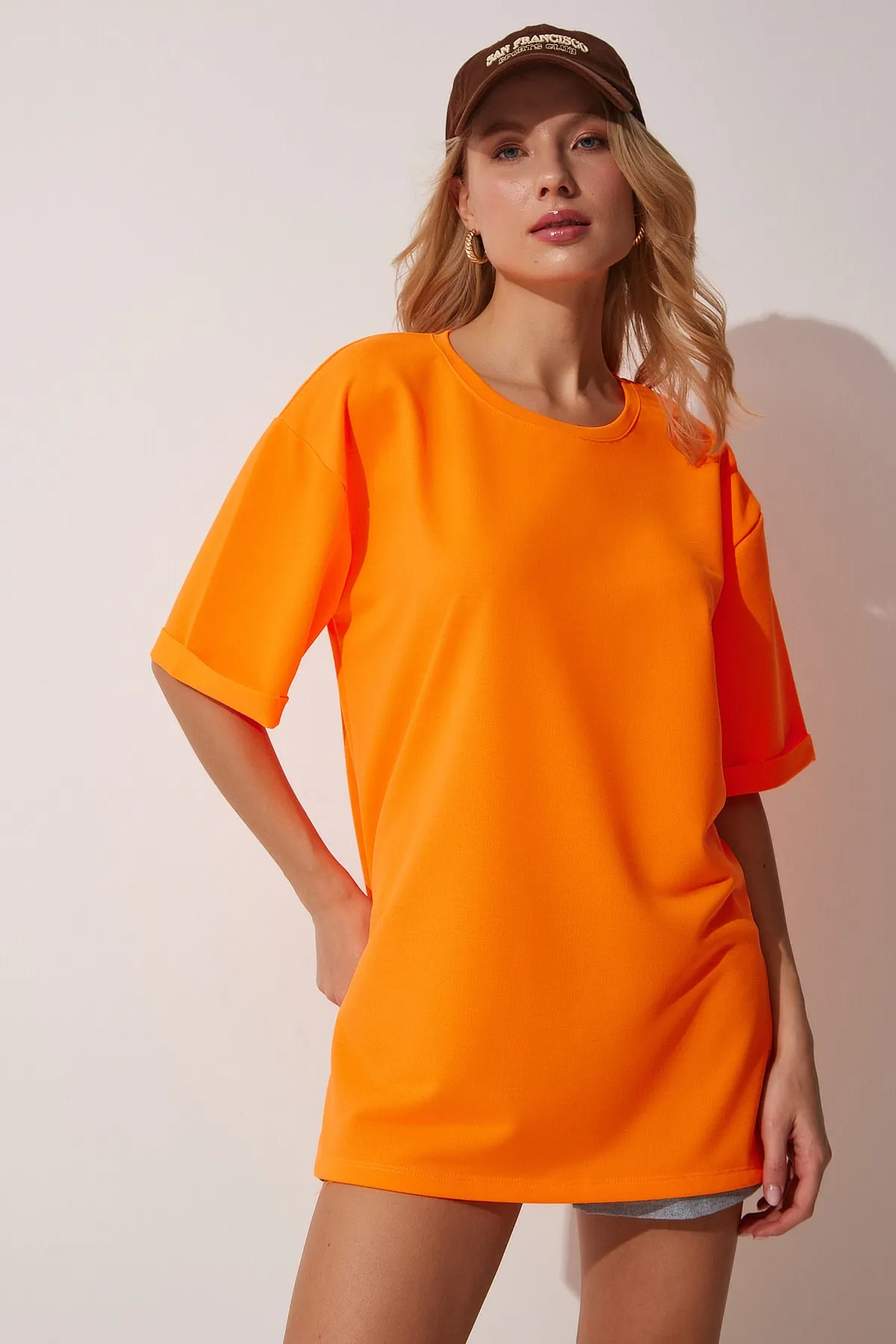 Happiness İstanbul  Leuchtendes orangefarbenes Oversize-T-Shirt mit Rundhalsausschnitt und seitlichem Schlitz für Damen TS00187