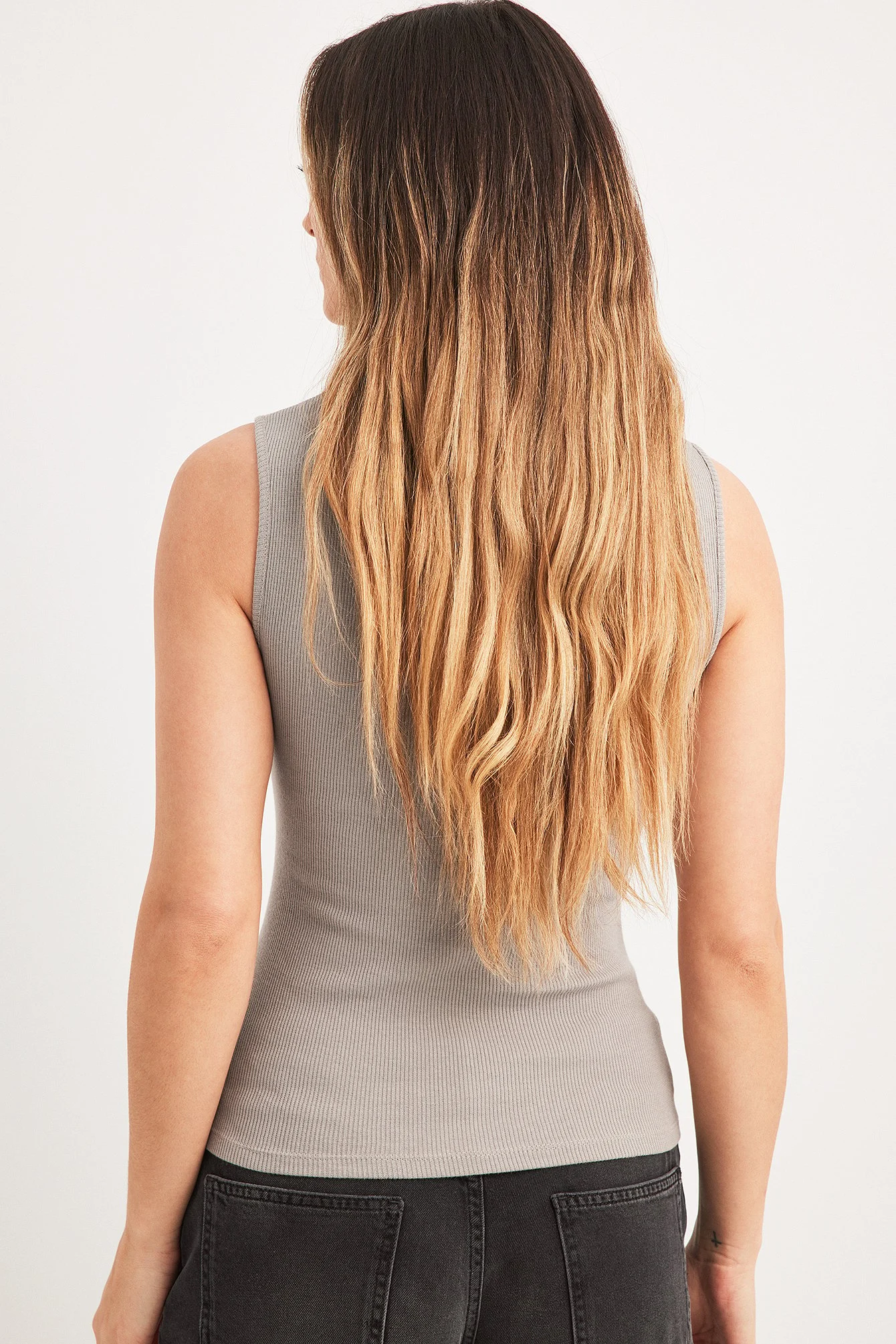 Geripptes Top mit Twist-Detail vorne