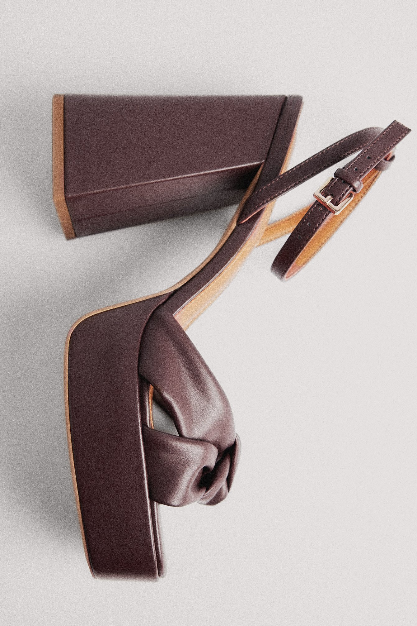 Plateau-High-Heels mit Knotendetail