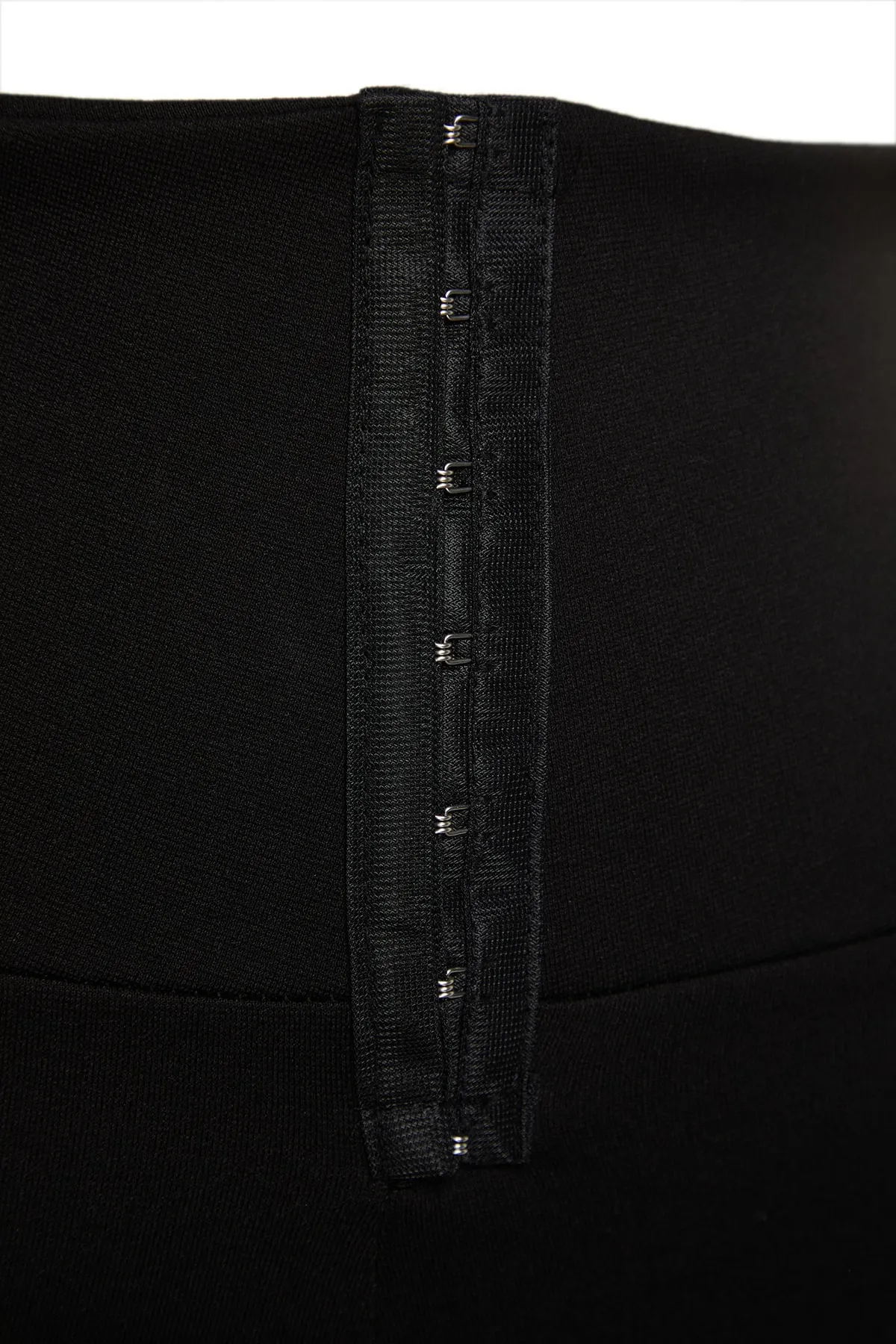 Trendyol Curve  Schwarze Interlock-Strickstrumpfhose im Korsett-Look mit hoher Taille TBSSS23BV00008