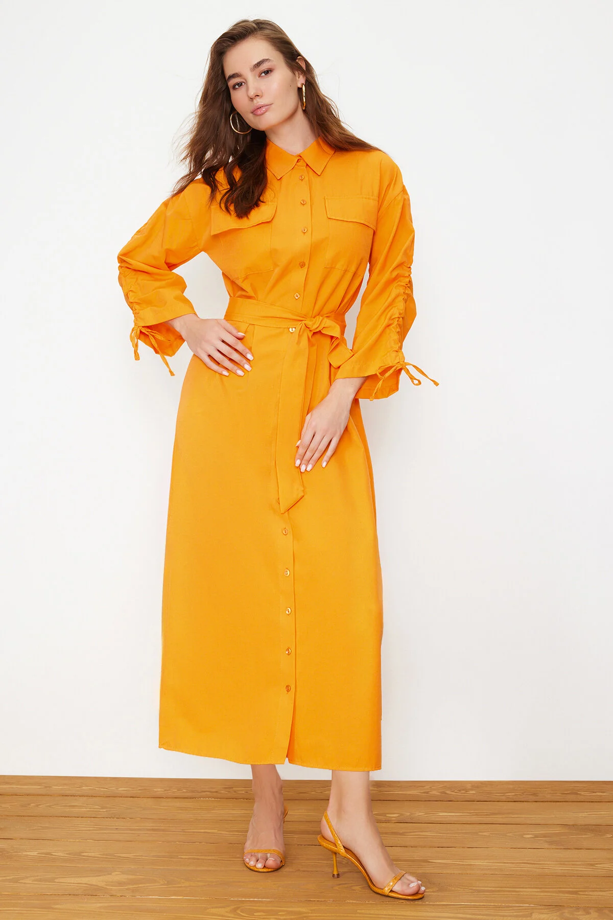Trendyol Modest  Orangefarbenes Hemdkleid aus gewebter Baumwolle mit Gürtel und verstellbaren Ärmeln TCTSS23EB00365