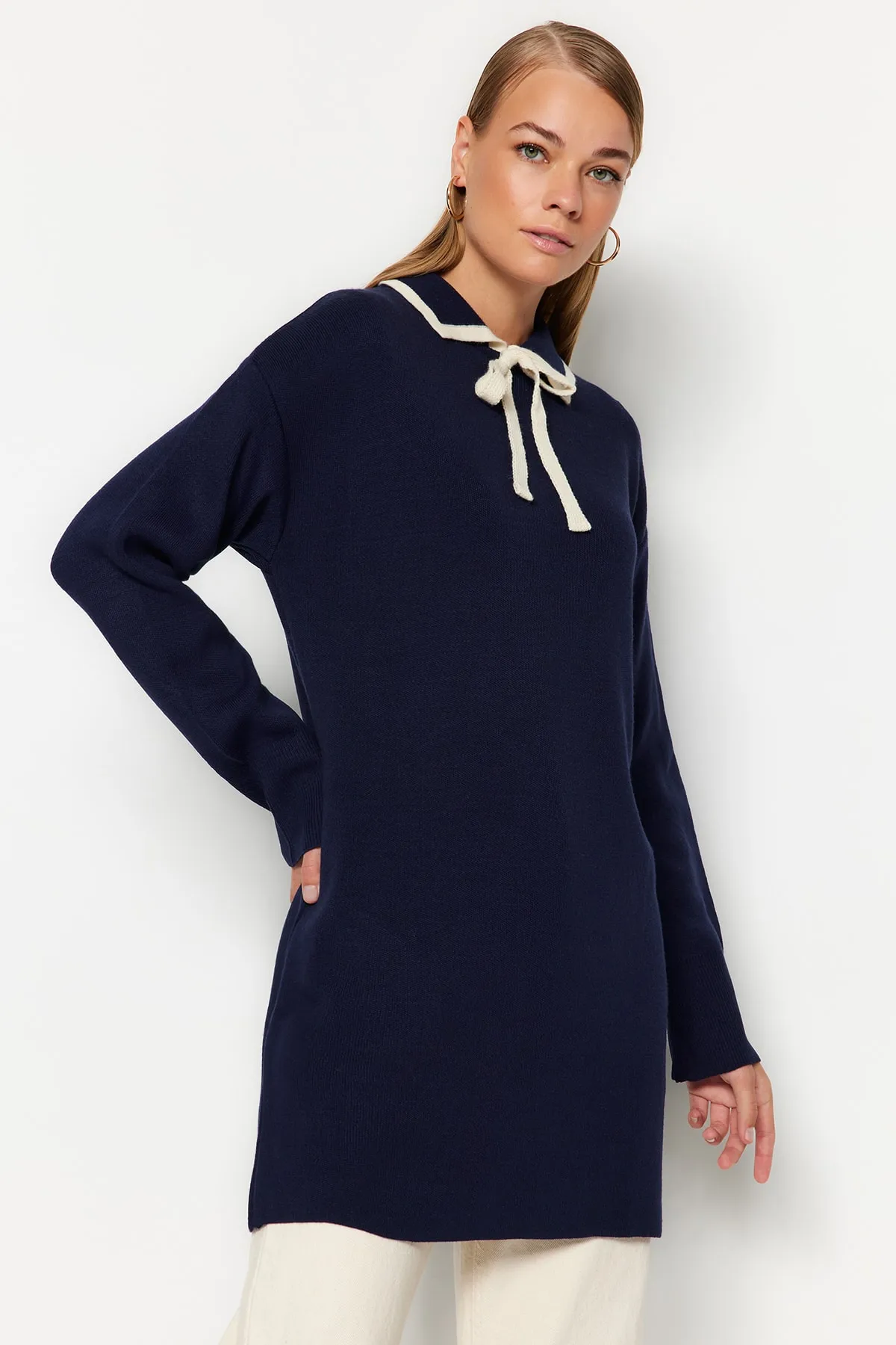 Trendyol Modest  Marineblauer, detaillierter Strickpullover mit Kragen TCTAW24AK00053