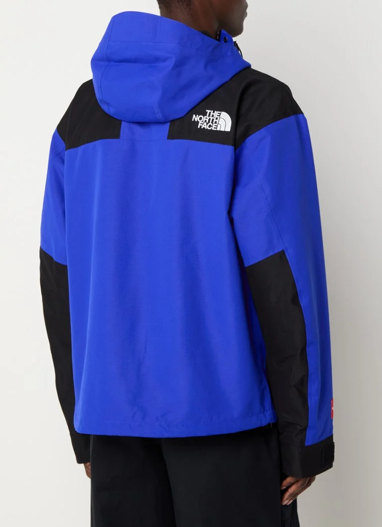 Jachetă rezistentă la vânt The North Face M Dryvent, cu glugă și buzunare cu fermoar.
