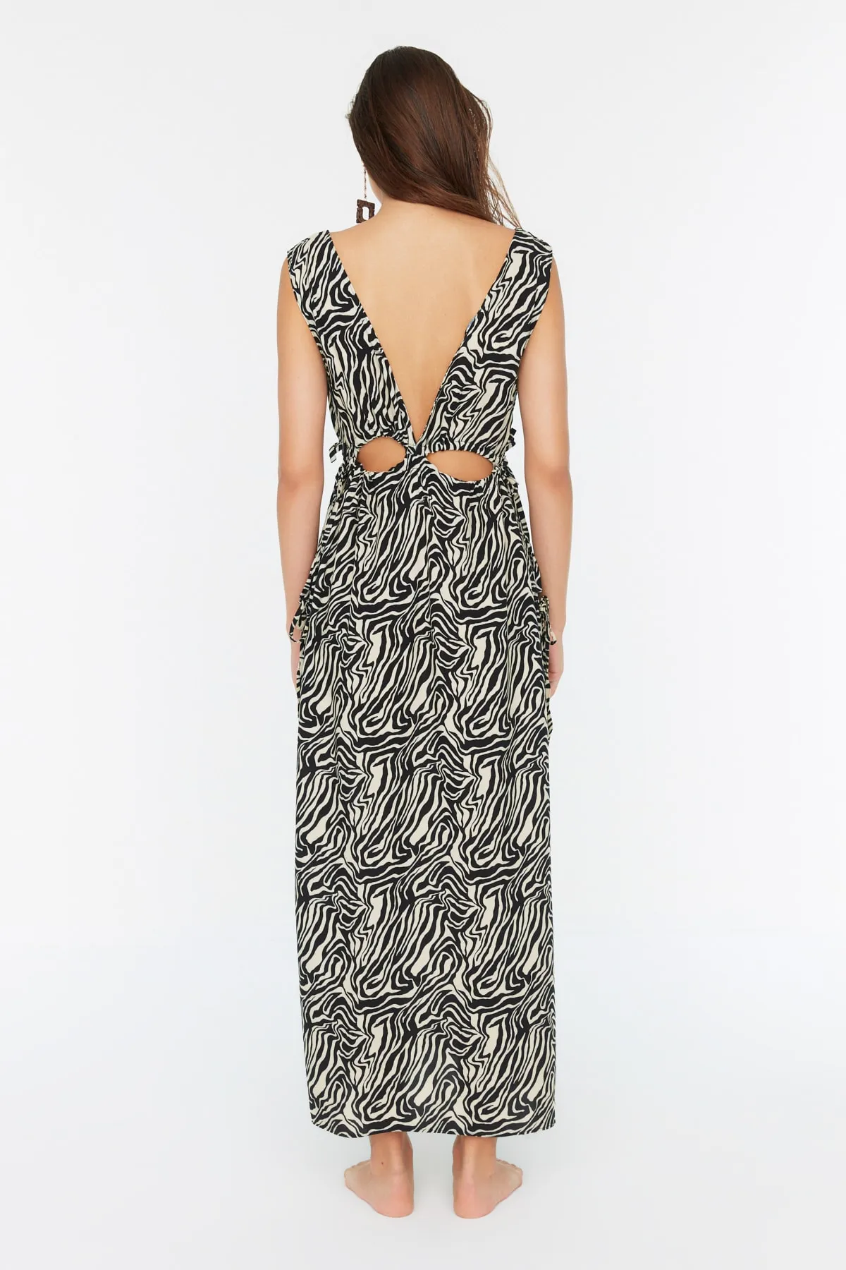 Trendyol Collection  Schwarz-weißes, detailliertes Strandkleid mit Zebramuster und Ausschnitten TBESS22EL0726