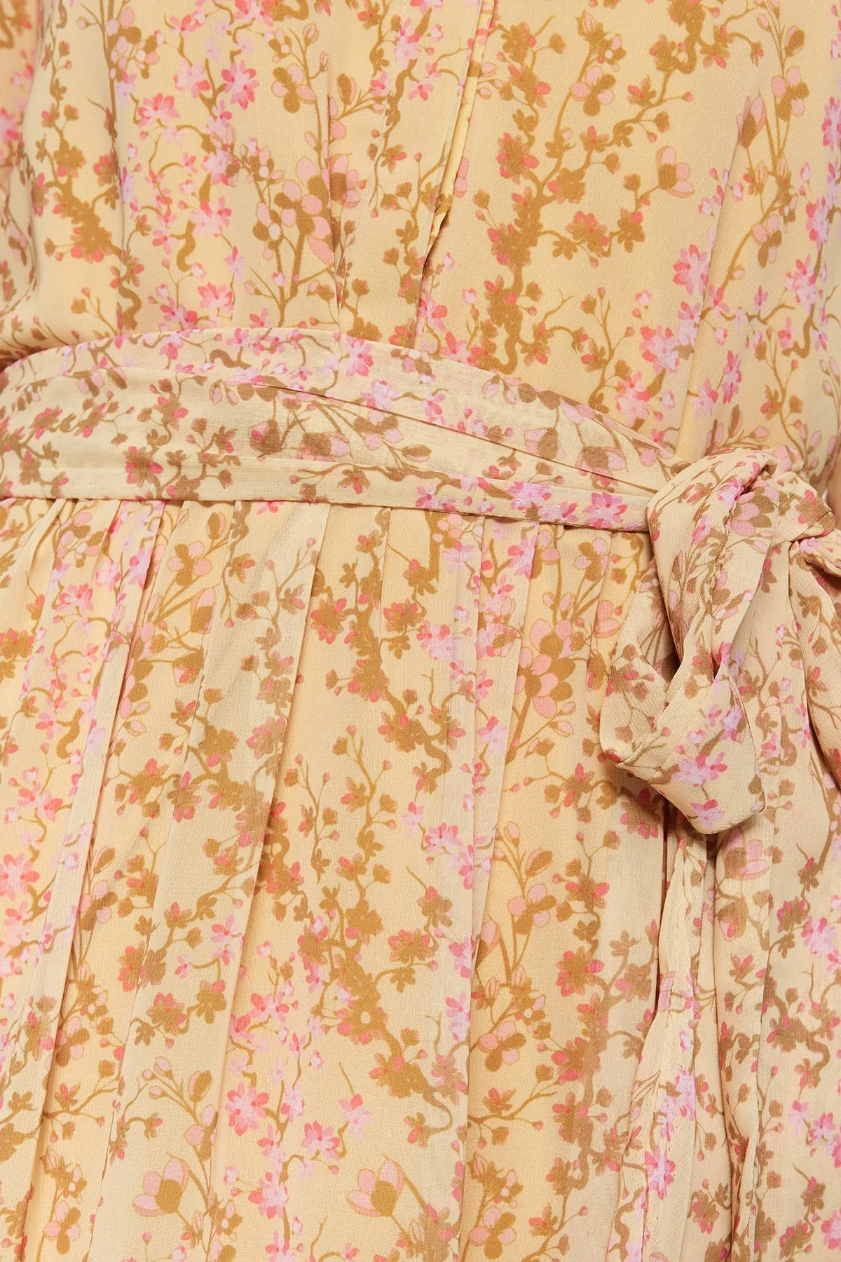 Trendyol Modest  Gelbes Kleid aus gewebtem Chiffon mit Blumenmuster, Gürtel, Stehkragen und Futter TCTSS21EL3346