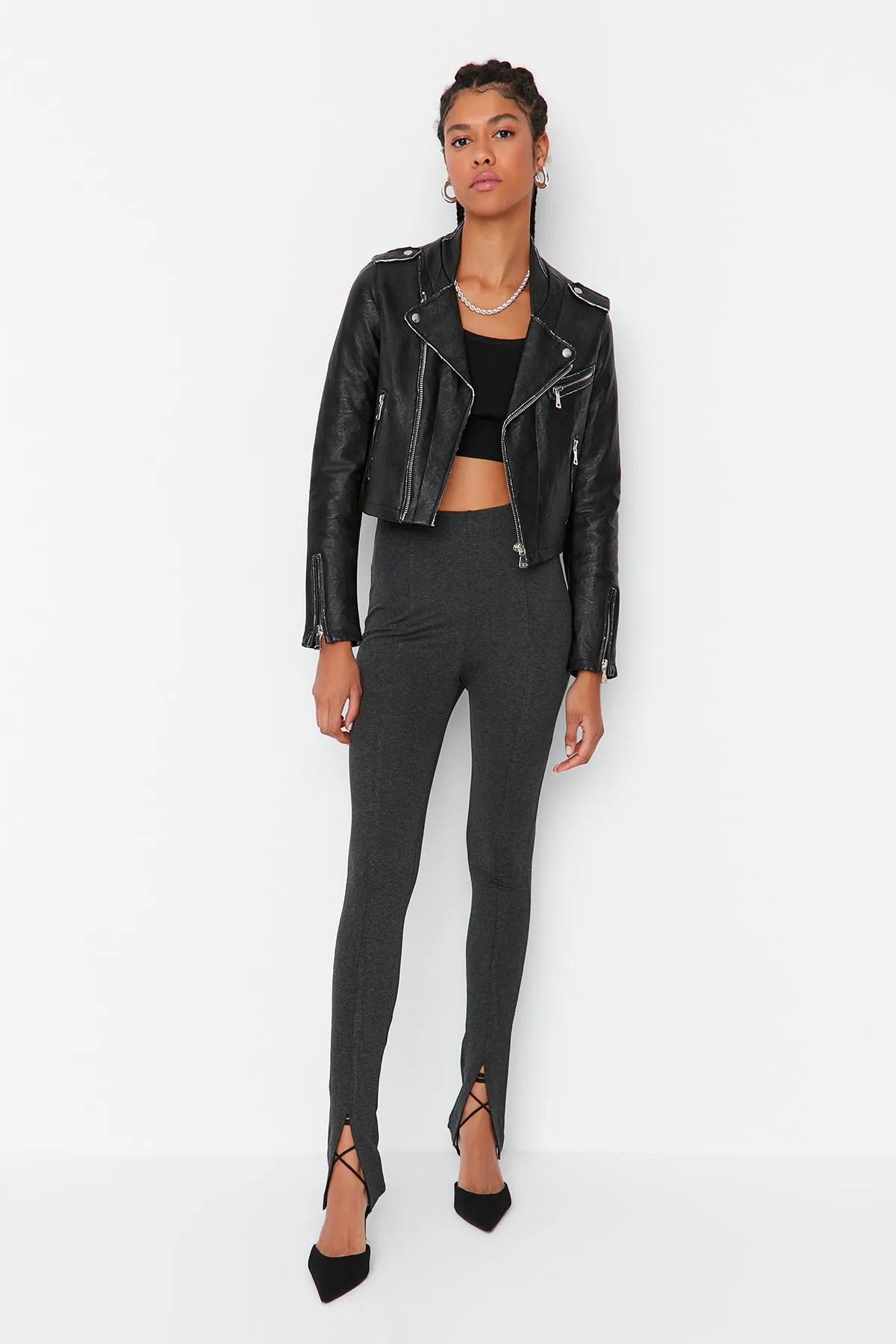 Trendyol Collection  Anthrazitfarbene Interlock-Strick-Leggings mit hoher Taille und geschlitzten Beinen TWOAW21PL0263