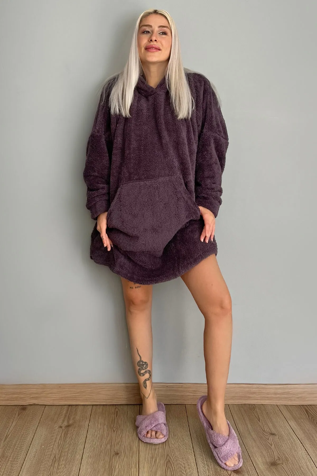 Pijamaevi  Auberginenlila Kapuzen-Pyjama aus vollplüschigem, übergroßem Sweat-Poncho