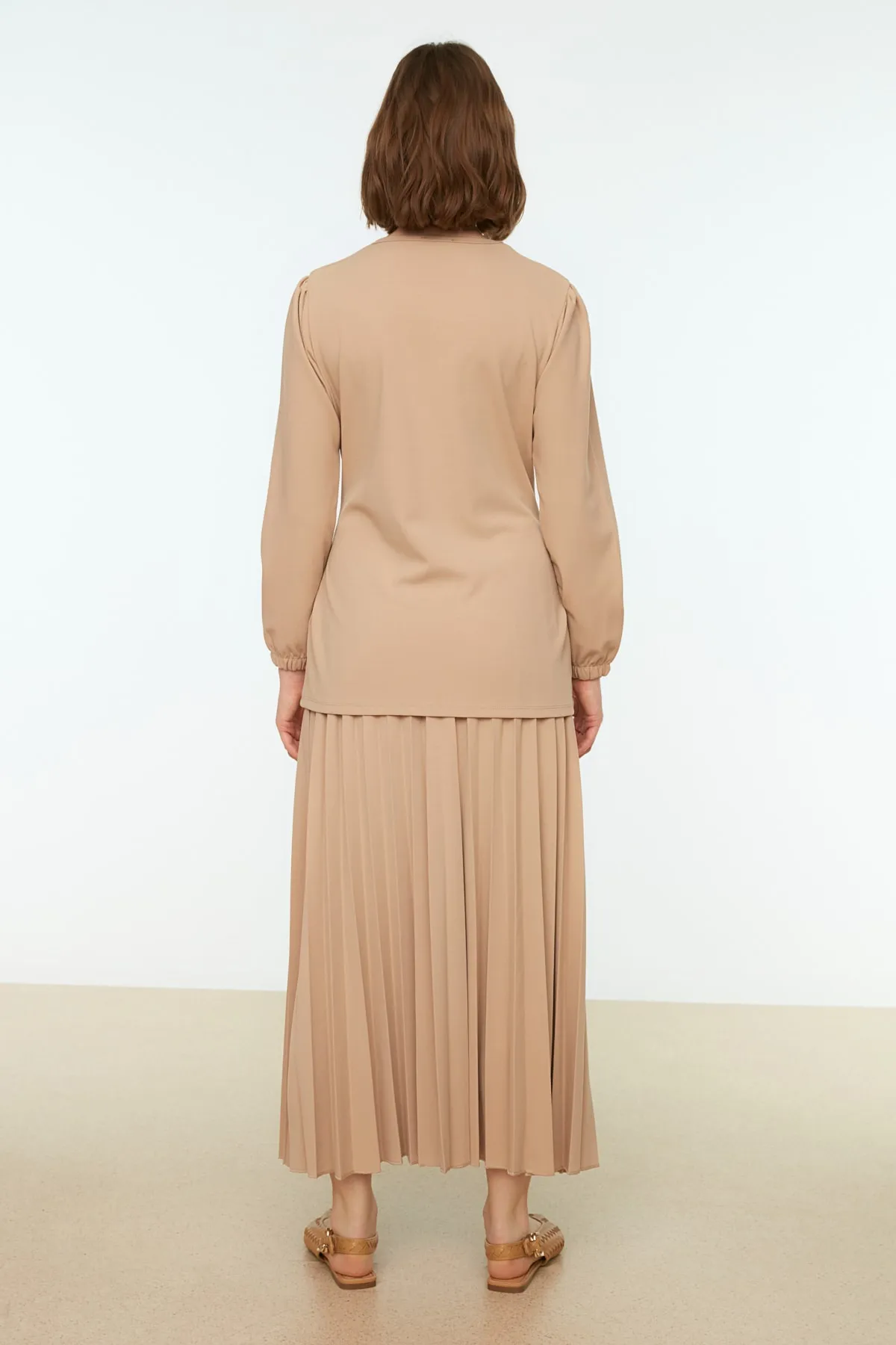 Trendyol Modest  Steinfarbener, vorne gebundener Rock, plissiertes, gewebtes Tunika-Rock-Set TCTSS22US0076