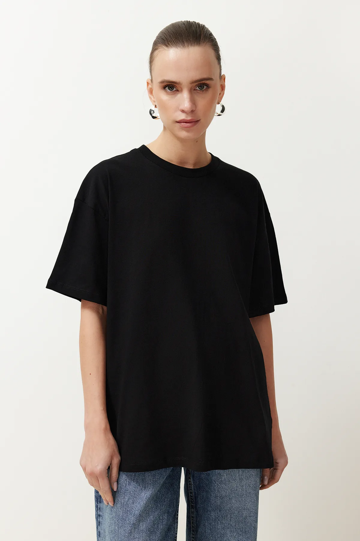 Trendyol Collection  Schwarz-weißes 2er-Pack gestricktes T-Shirt mit Rundhalsausschnitt aus 100 % Baumwolle in Übergröße/weiter Passform TWOSS24TS00223