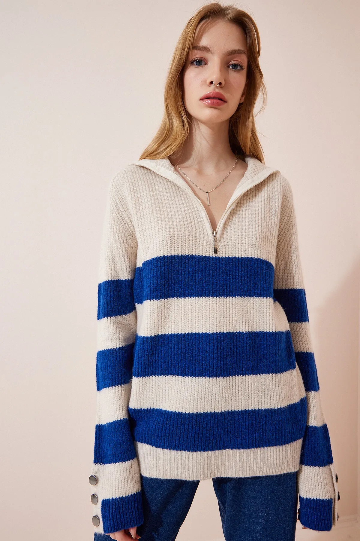 Happiness İstanbul  Cremeblauer Rollkragenpullover mit Streifenmuster und Reißverschluss für Damen LX00042