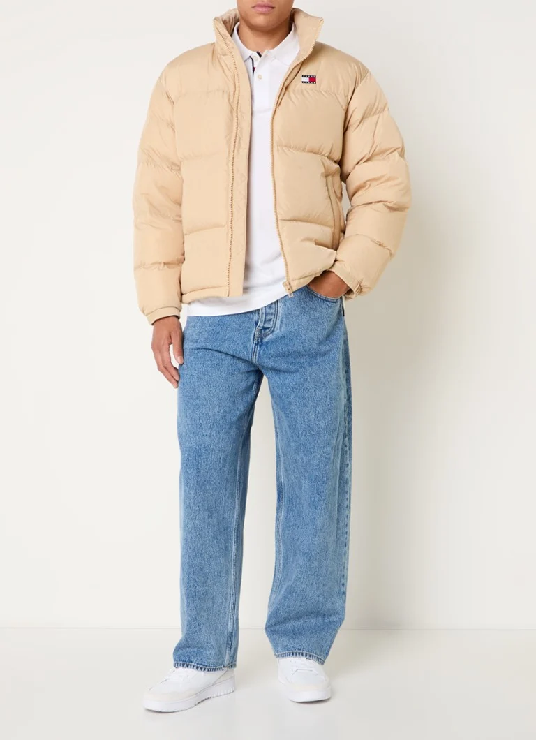 Jaqueta Tommy Hilfiger Puffer com enchimento de plumas e capuz removível.
