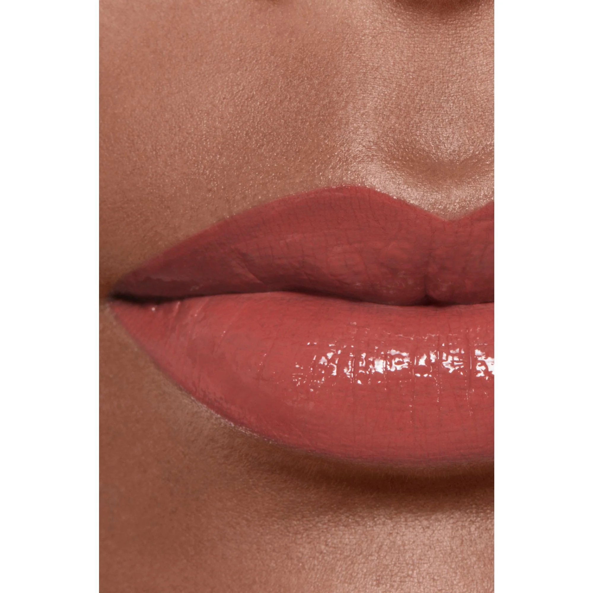 ROUGE ALLURE LAQUE - EL LABIAL FLUIDO BRILLANTE DE EXTREMADAMENTE DURACIÓN