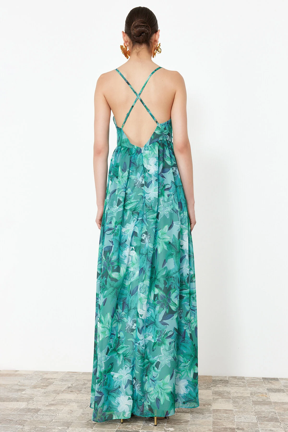 Trendyol Collection  Langes Abendkleid aus Chiffon mit mehrfarbigem Blumenmuster TPRSS24AE00094