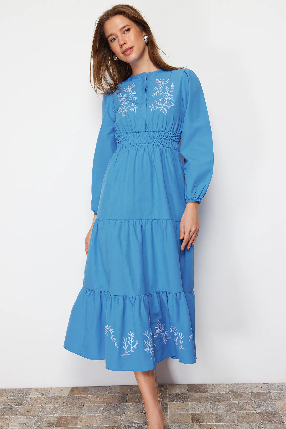 Trendyol Modest  Blaues, besticktes, detailliertes Webkleid TCTSS24EB00138