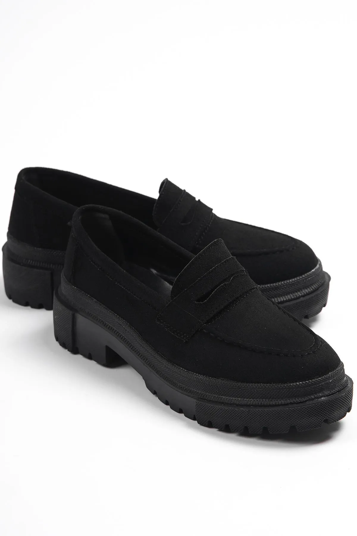 Capone Outfitters  Capone Damen-Loafer aus schwarzem Wildleder mit ovaler Zehenpartie und Trac-Sohle