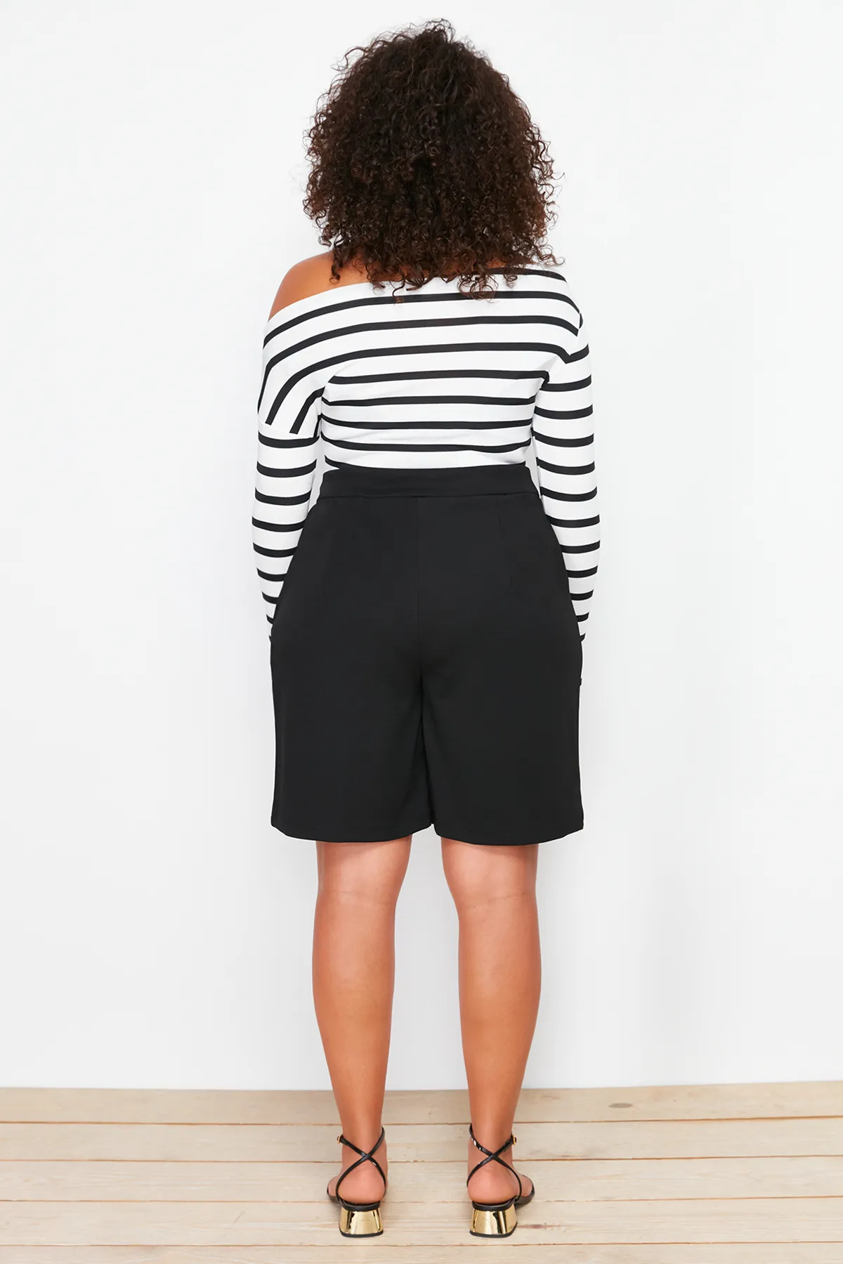 Trendyol Curve  Schwarze Shorts mit Faltendetail und Bermuda TBBSS24AP00001