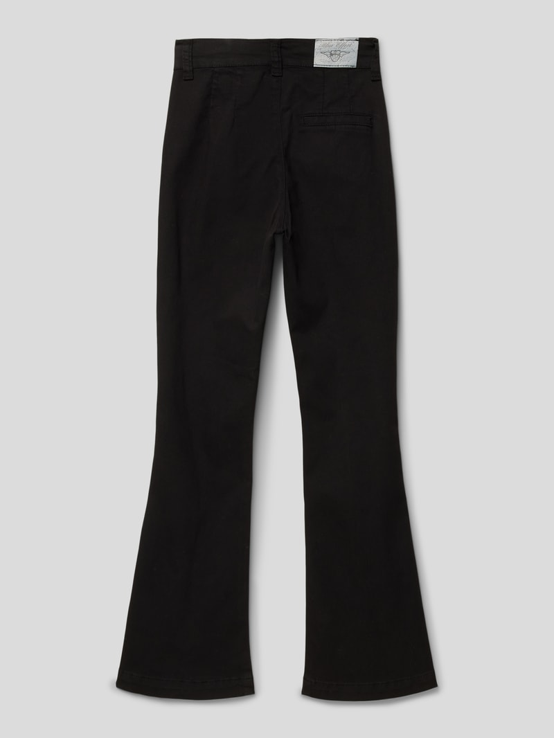 Slim Fit Flared Stoffhose mit Eingrifftaschen in schwarz