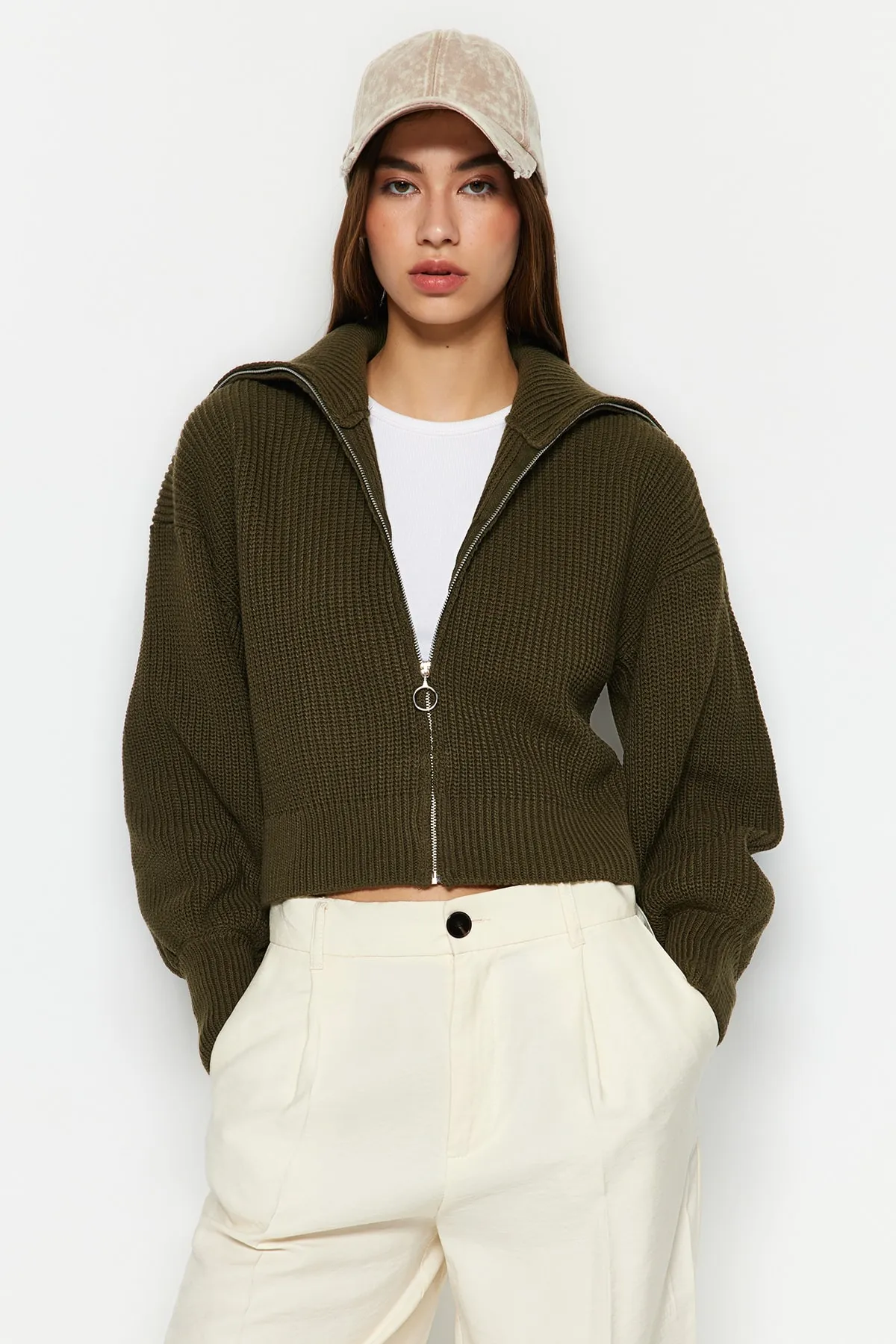 Trendyol Collection  Khakifarbene, kurze Strickjacke mit Reißverschluss TWOAW23HI00373
