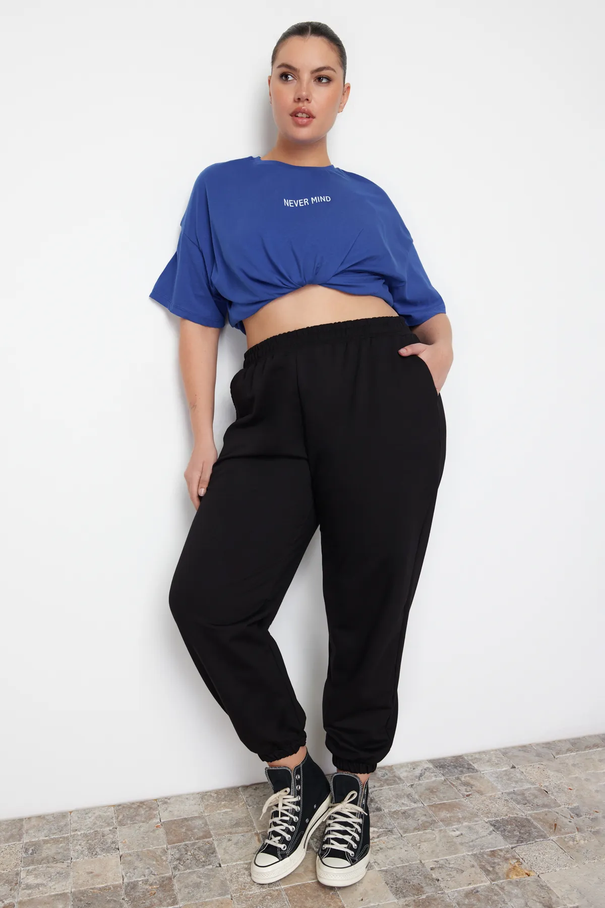 Trendyol Curve  Schwarze Loose Jogger-Strick-Jogginghose mit dünnen elastischen Beinen TBBAW23AJ00002