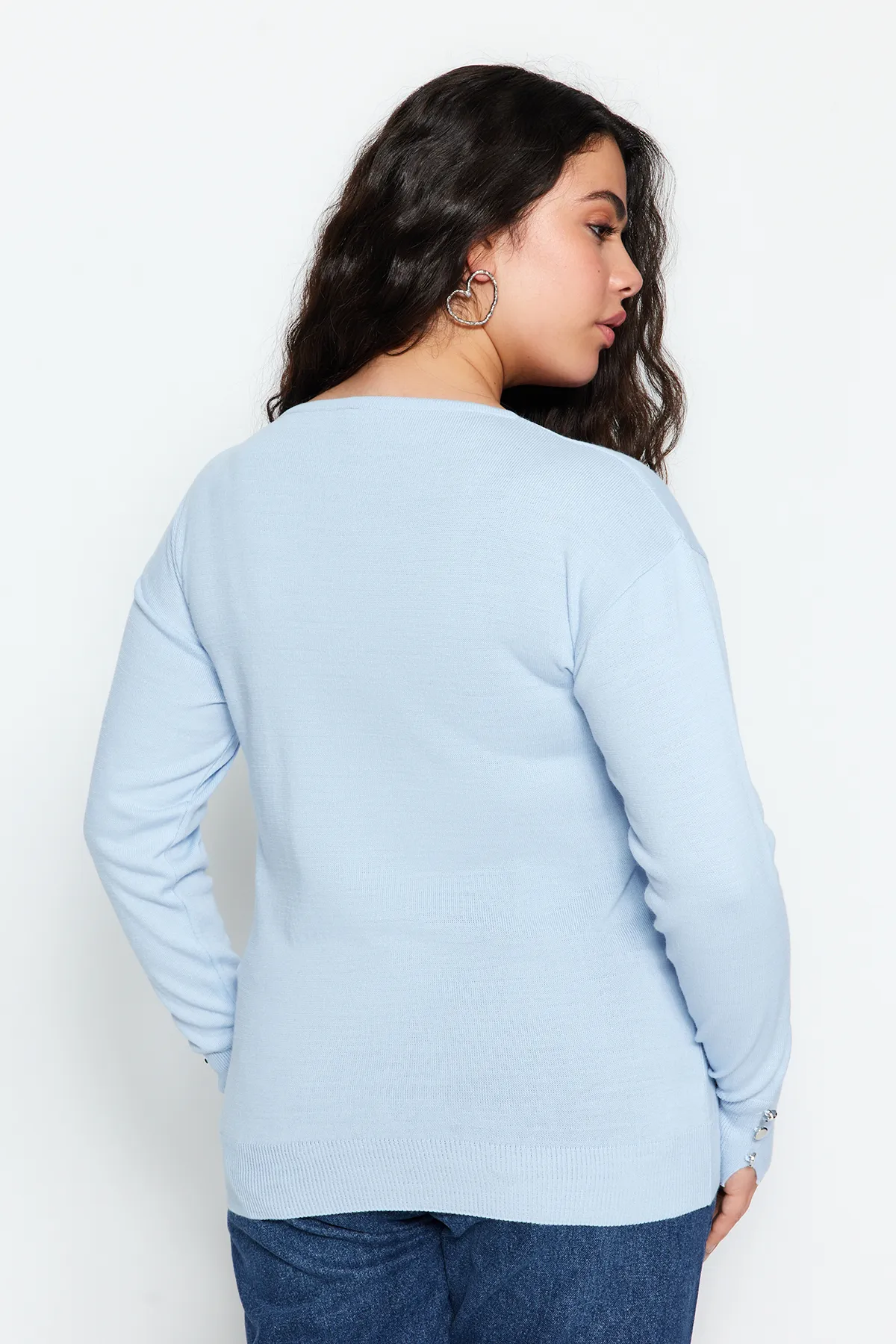 Trendyol Curve  Babyblauer Strickpullover mit V-Ausschnitt und Knopfleiste TBBAW23AN00043