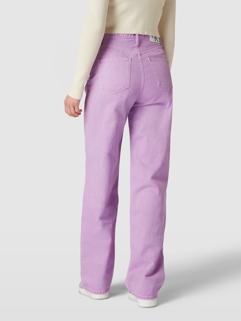 Jeans mit Label-Patch in violett