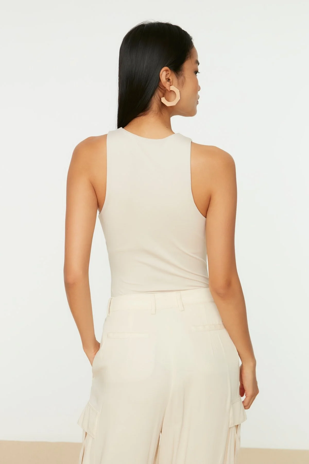 Trendyol Collection  Neckholder-Body mit flexiblem Druckknopf-Strick-Body in Stein TWOSS20BD0044