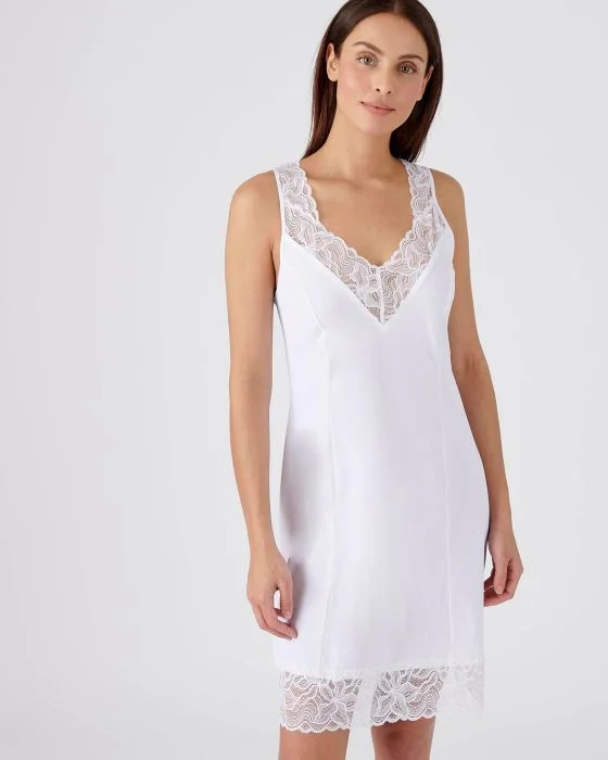 Fond de robe avec incrustations de dentelle