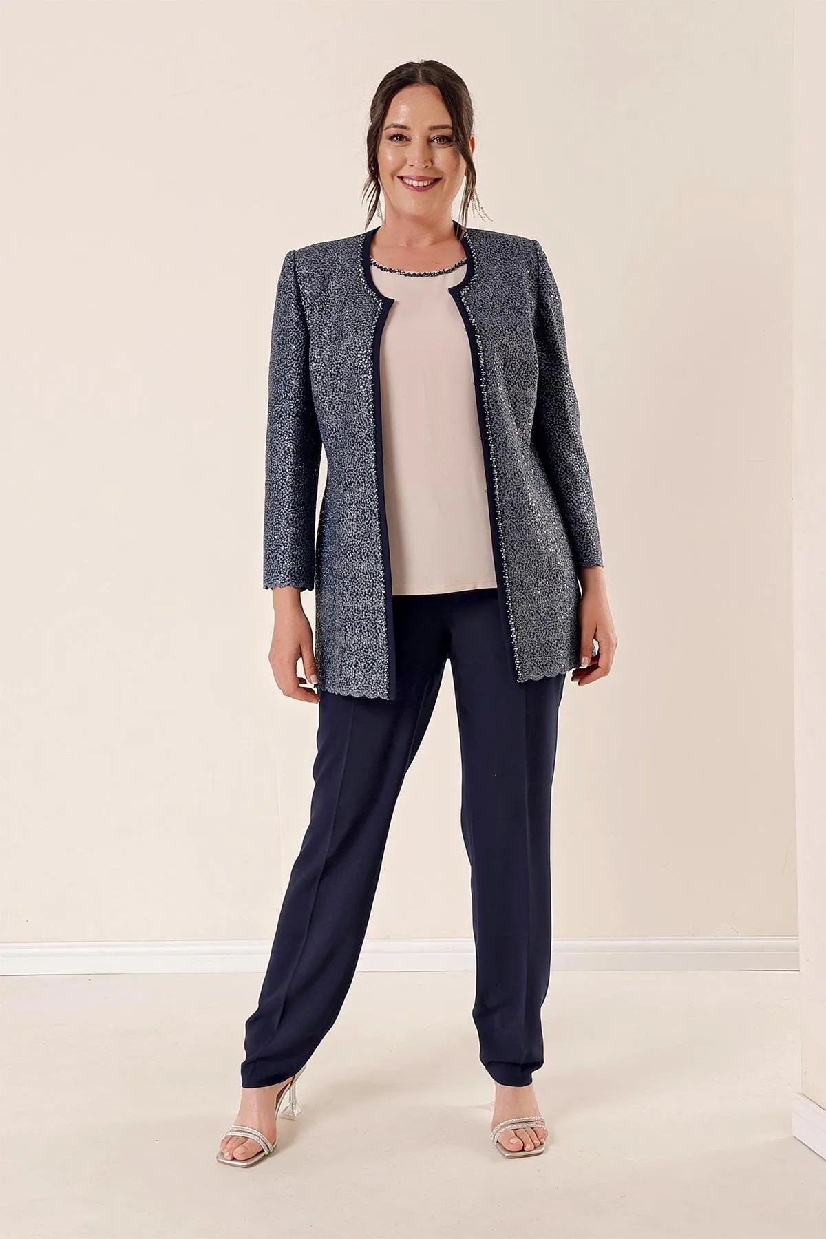 By Saygı  Dreiteiliger Anzug mit langer Jacke und steinbestickter Hose in Marineblau