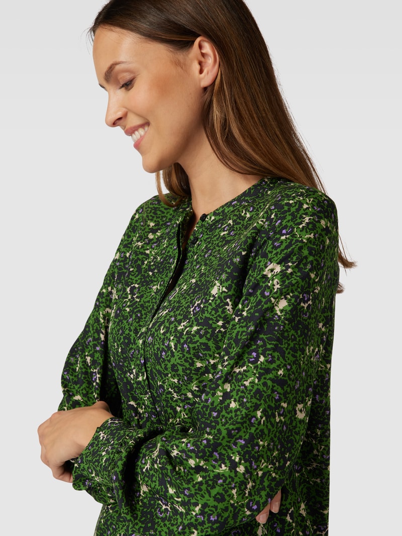 Bluse aus Viskose mit floralem Muster und verdeckter Knopfleiste in grasgrün